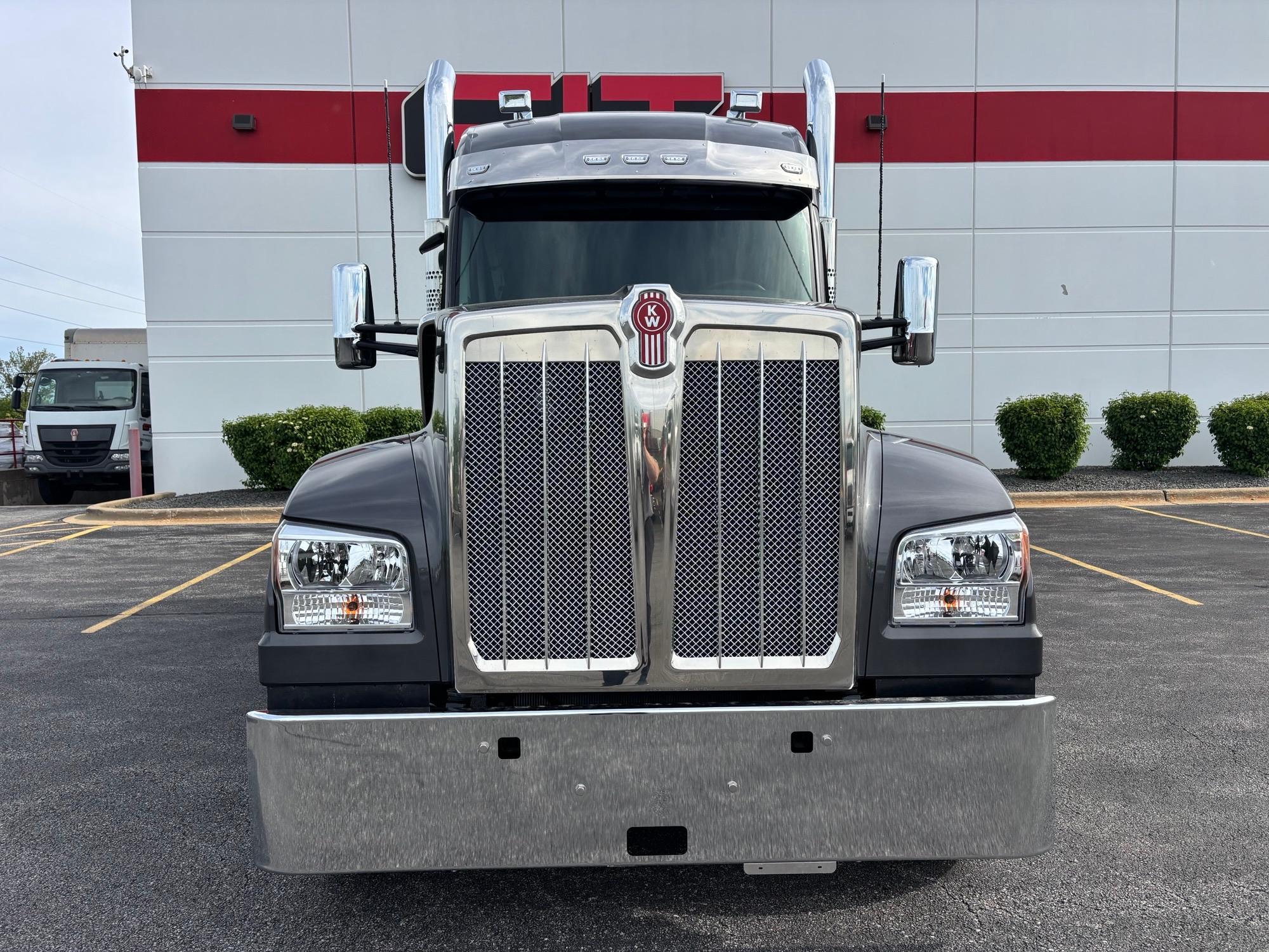 2027 Kenworth W990 in Mokena, IL — photo 2