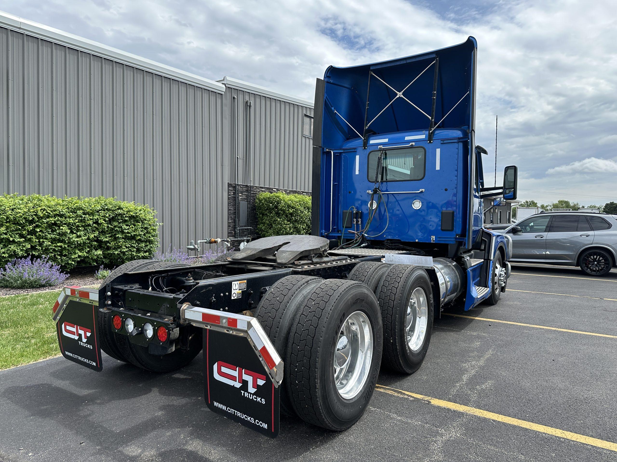 2023 Kenworth T680 in Normal, IL — photo 5