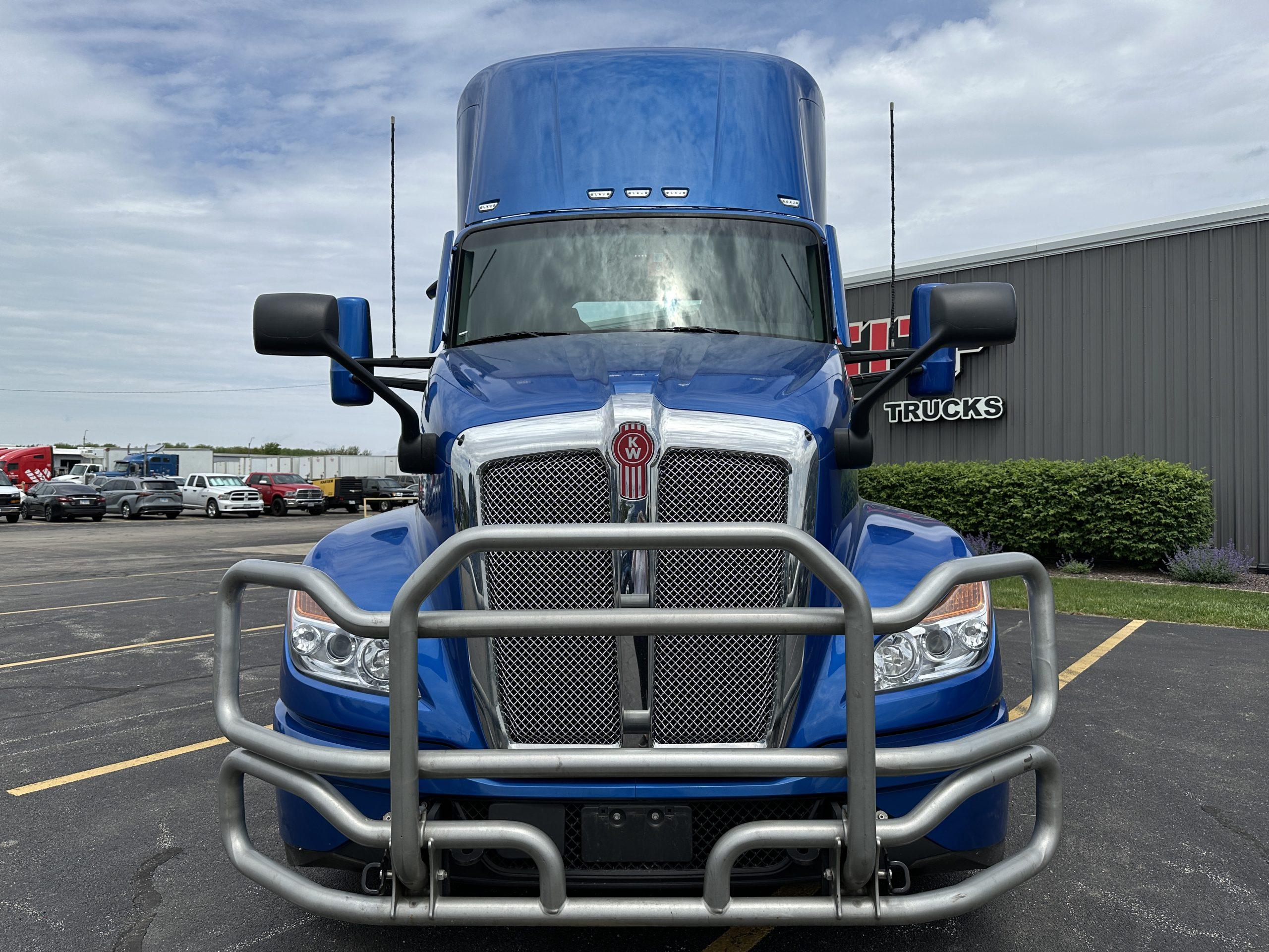 2023 Kenworth T680 in Normal, IL — photo 2