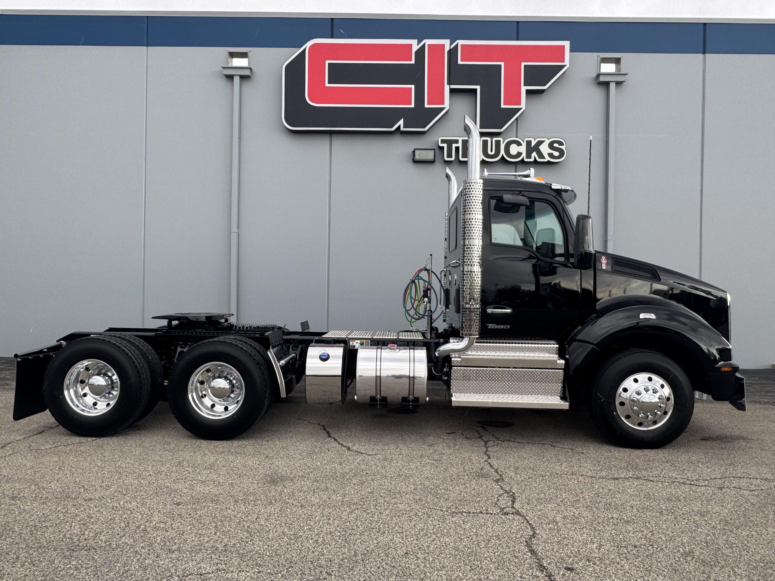2027 Kenworth T880 in Champaign, IL — photo 4