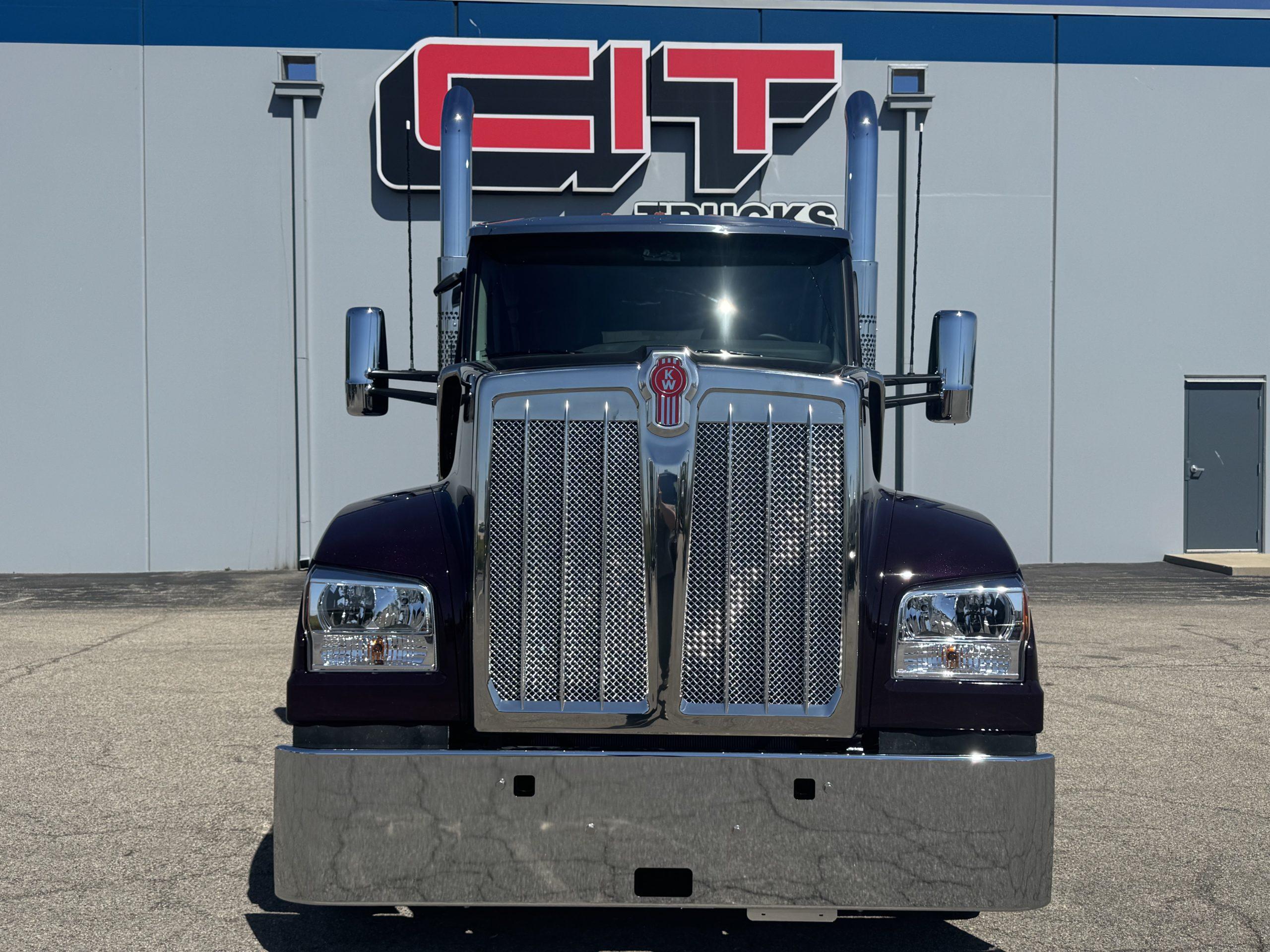 2027 Kenworth in Champaign, IL — photo 2