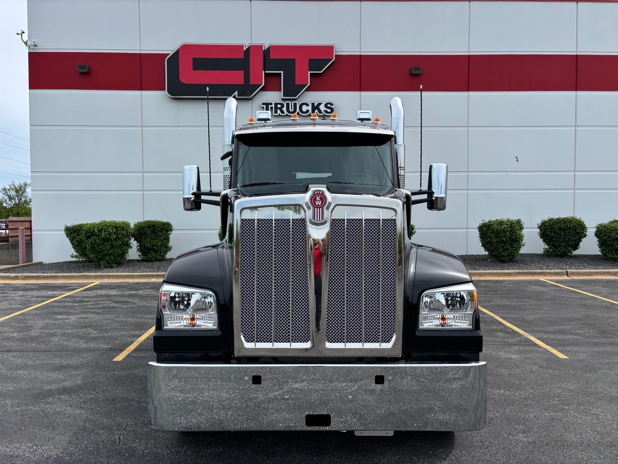 2027 Kenworth W990 in Mokena, IL — photo 2