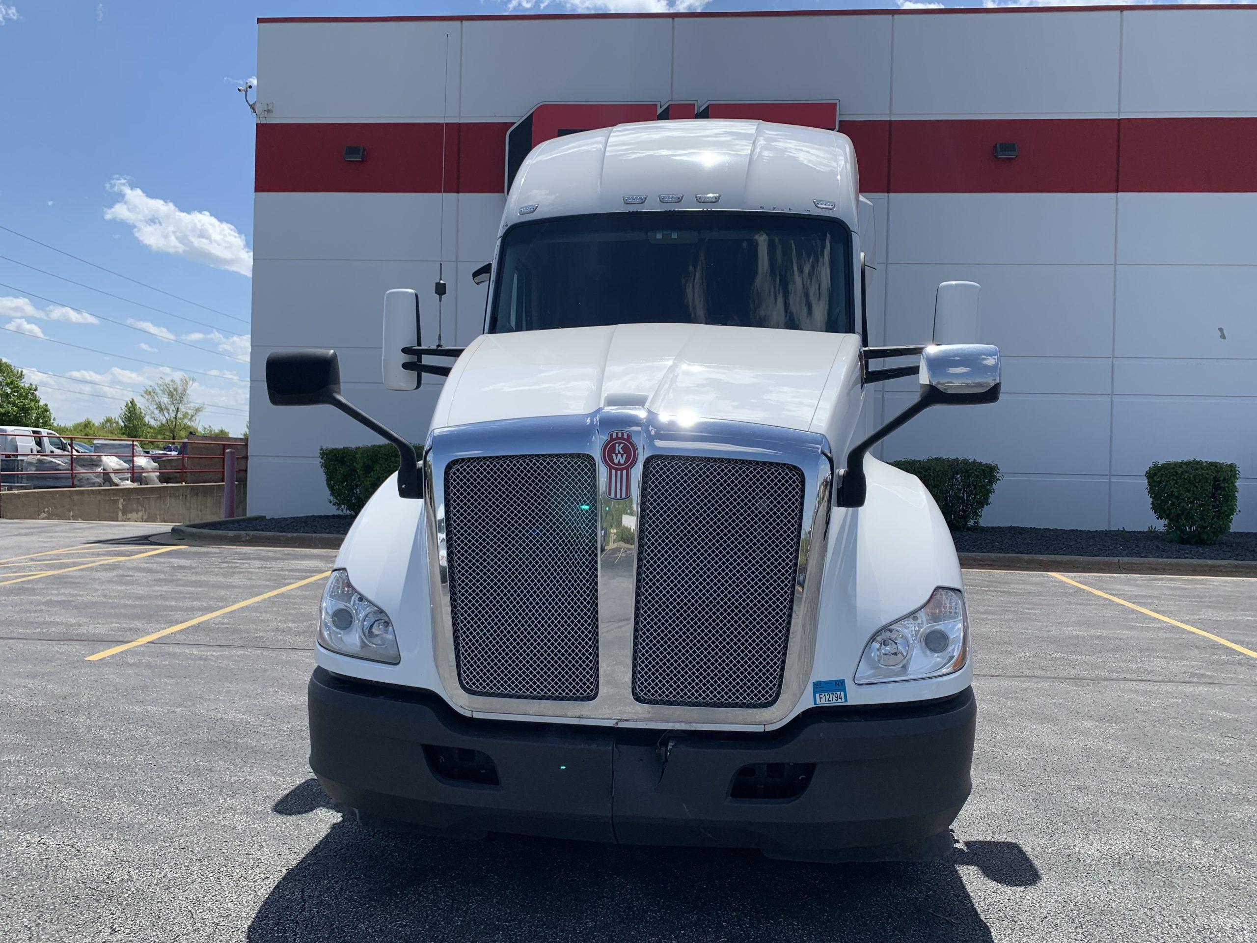 2022 Kenworth T680 in Mokena, IL — photo 2