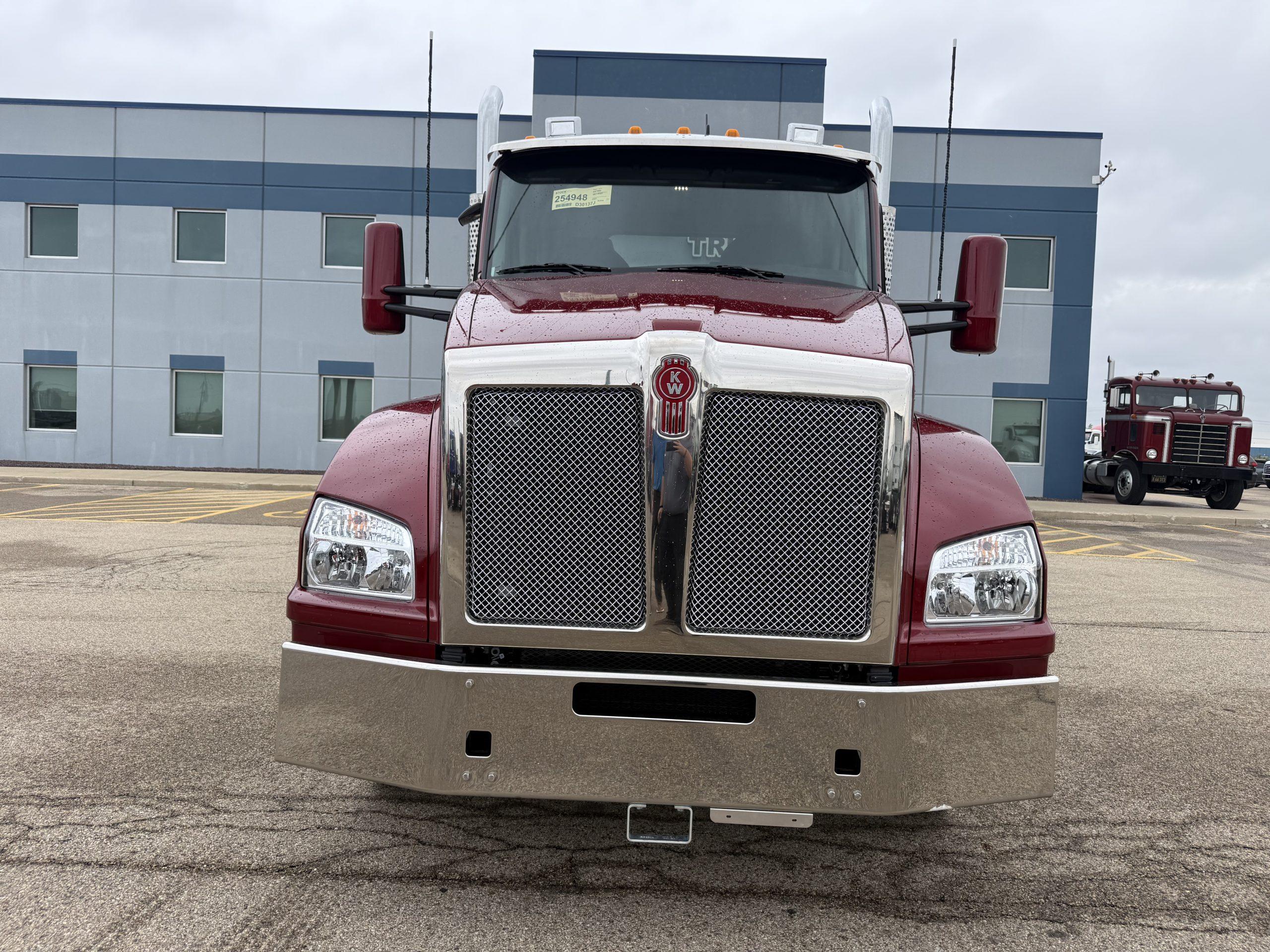 2027 Kenworth T880 in Peru, IL — photo 2