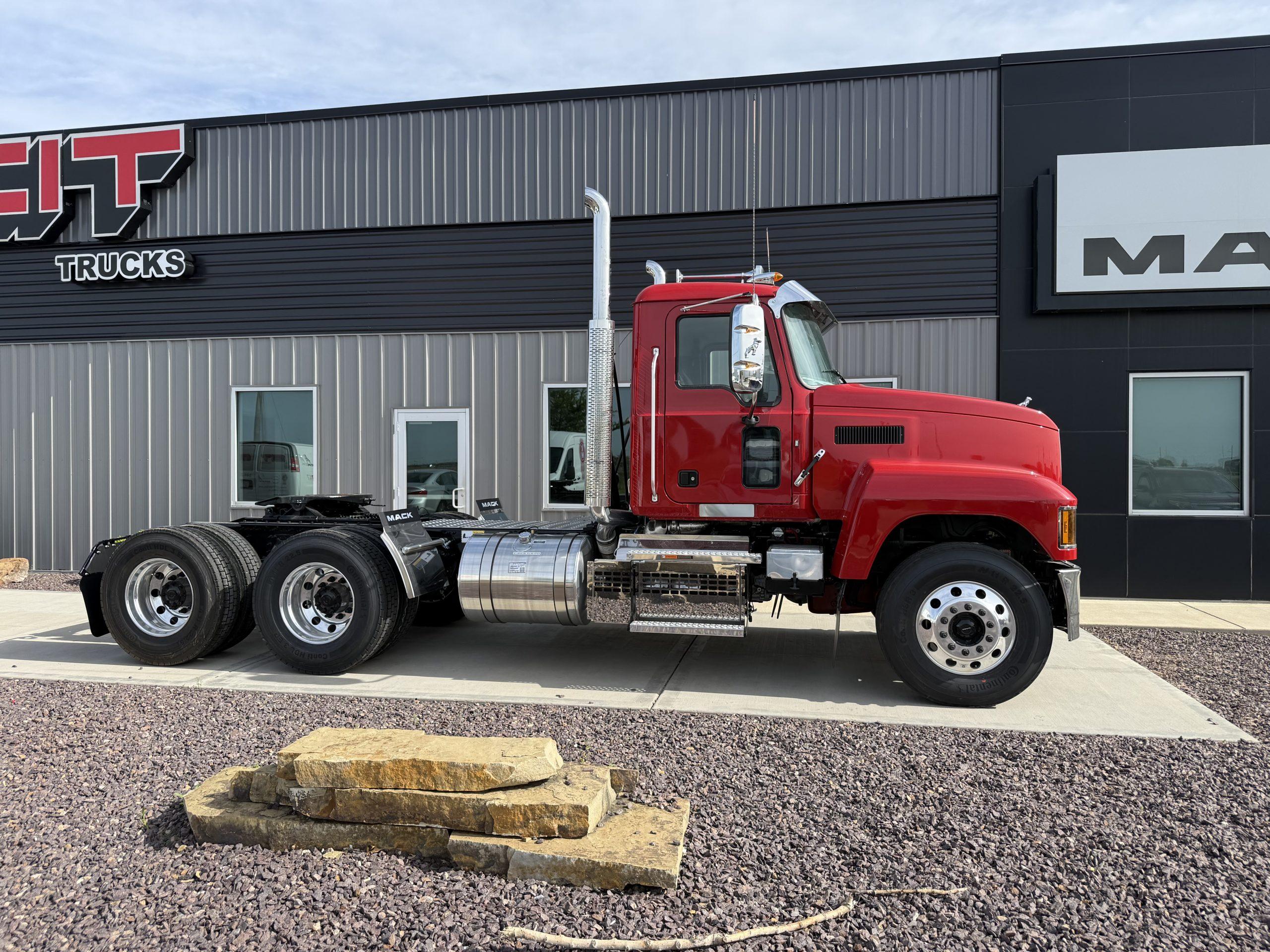 2027 Mack Pinnacle in Peru, IL — photo 3