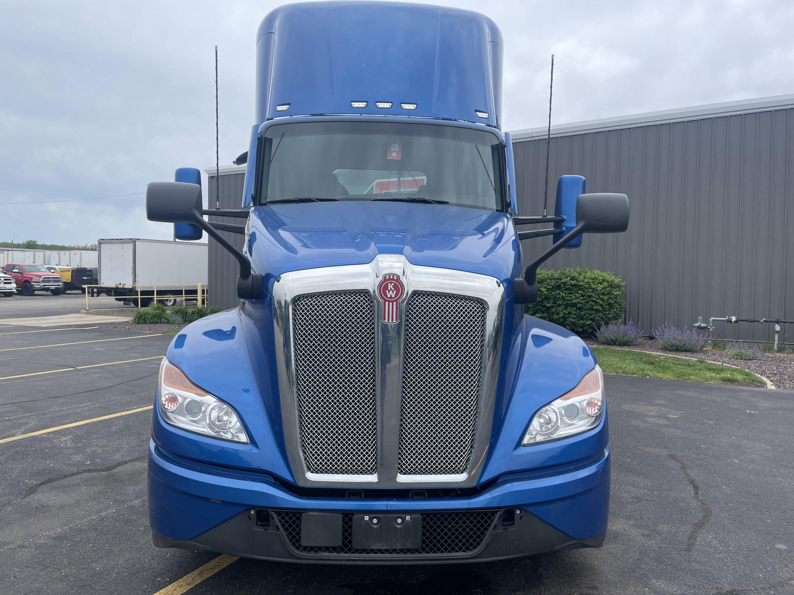 2023 Kenworth T680 in Normal, IL — photo 4