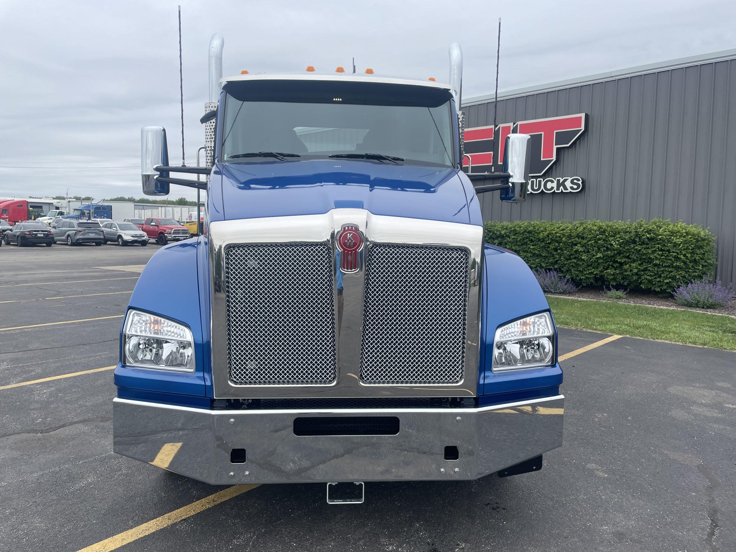 2027 Kenworth T880 in Normal, IL — photo 2
