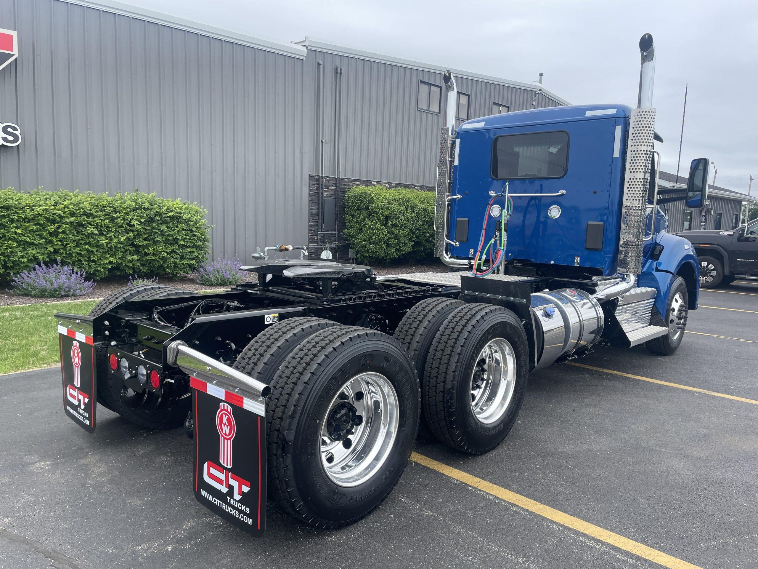 2027 Kenworth T880 in Normal, IL — photo 6