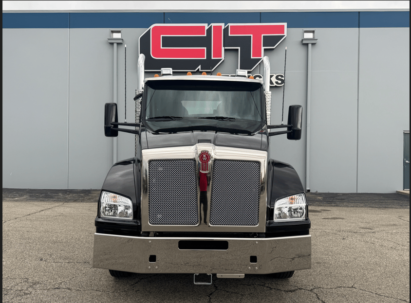 2027 Kenworth T880 in Champaign, IL — photo 2
