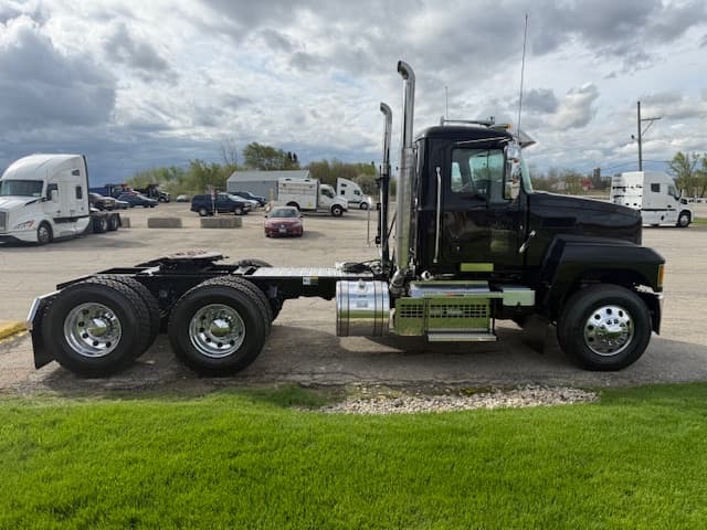 2027 Mack Pinnacle in Grayslake, IL — photo 4