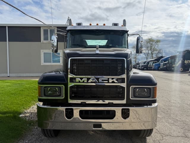 2027 Mack Pinnacle in Grayslake, IL — photo 2