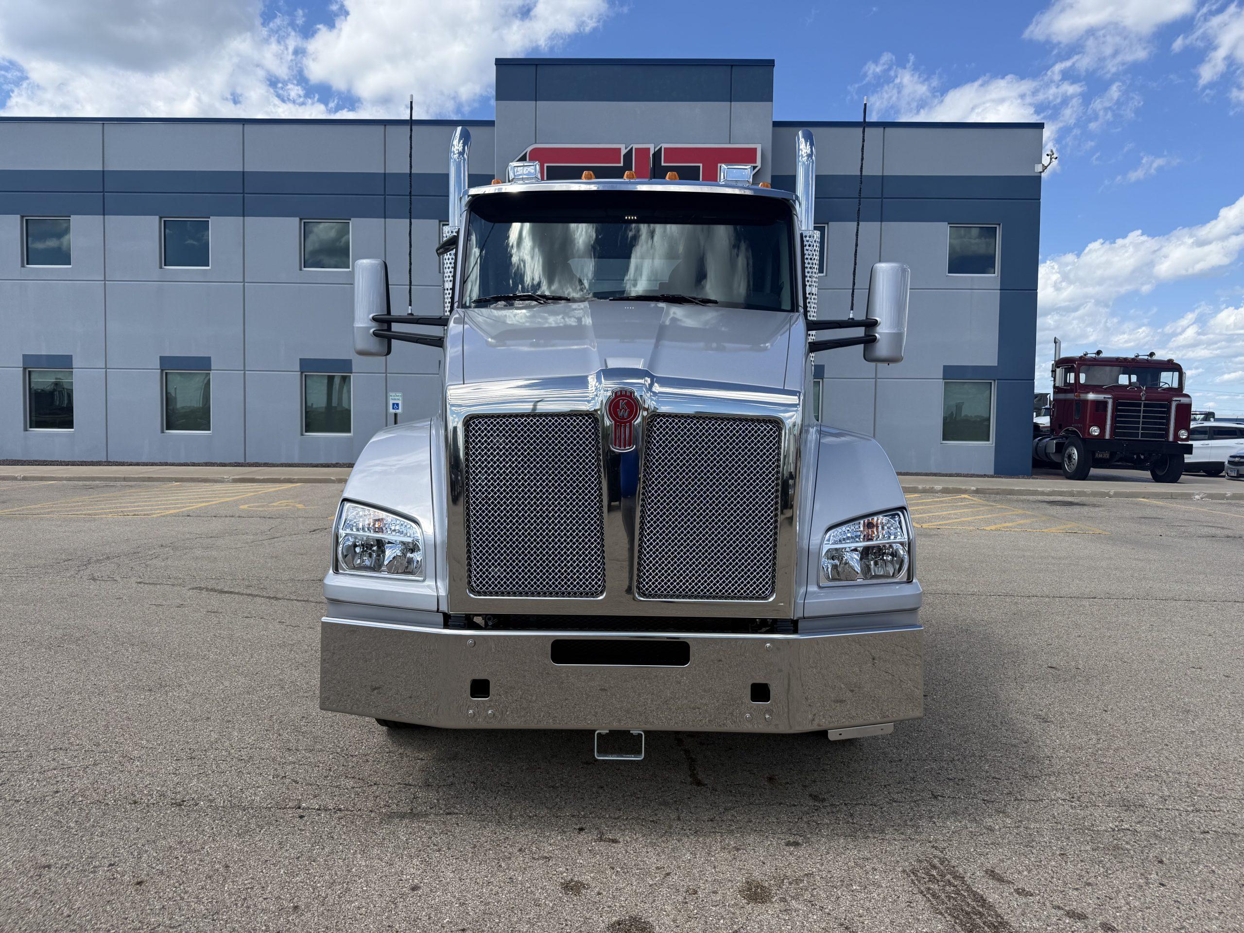 2027 Kenworth T880 in Peru, IL — photo 2