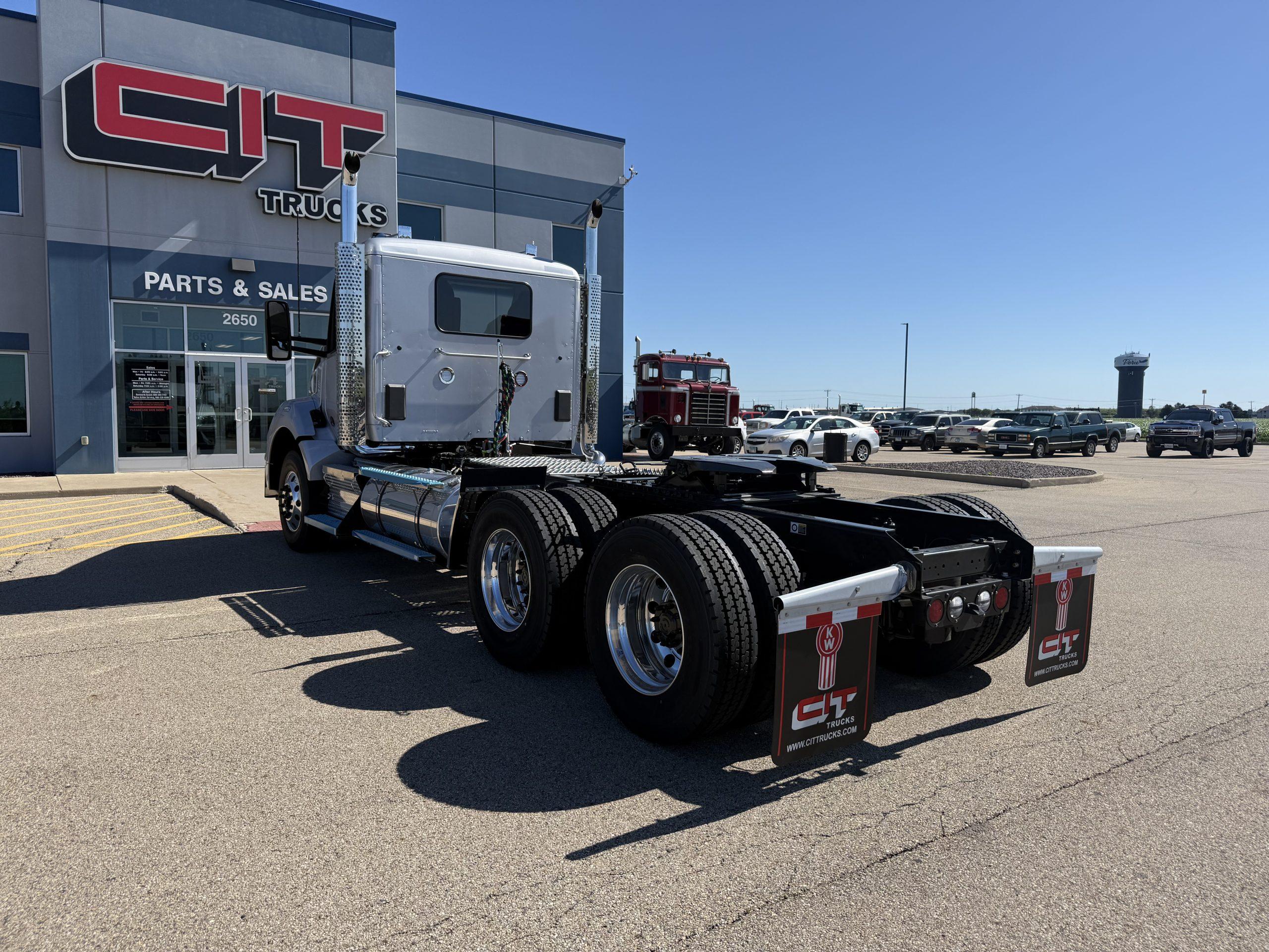 2027 Kenworth T880 in Peru, IL — photo 4