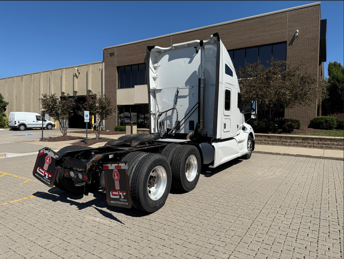 2022 Kenworth T680 in Grayslake, IL — photo 5