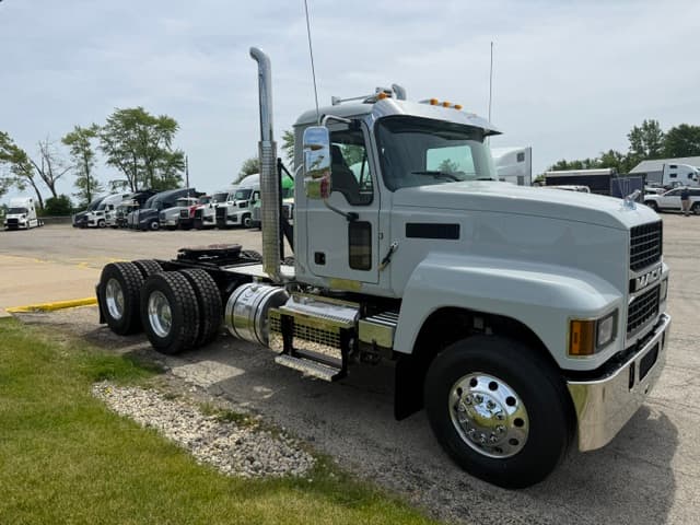 2027 Mack Pinnacle in Grayslake, IL — photo 3
