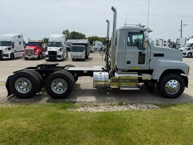 2027 Mack Pinnacle in Grayslake, IL — photo 4