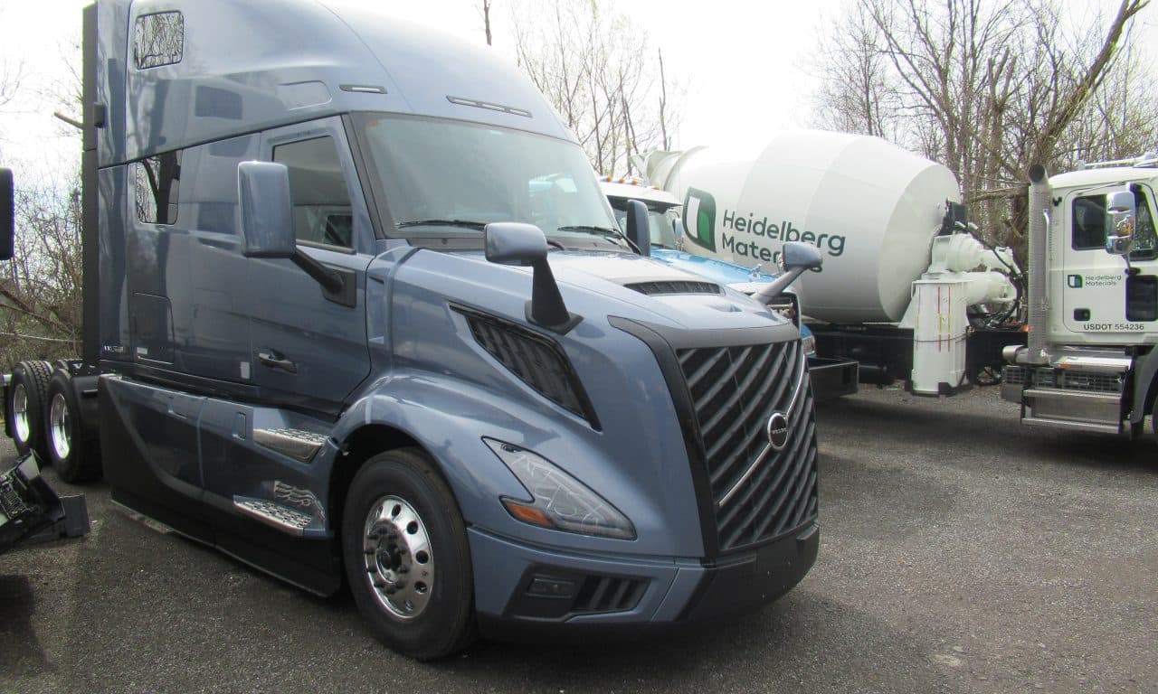 2027 Volvo VNL 860