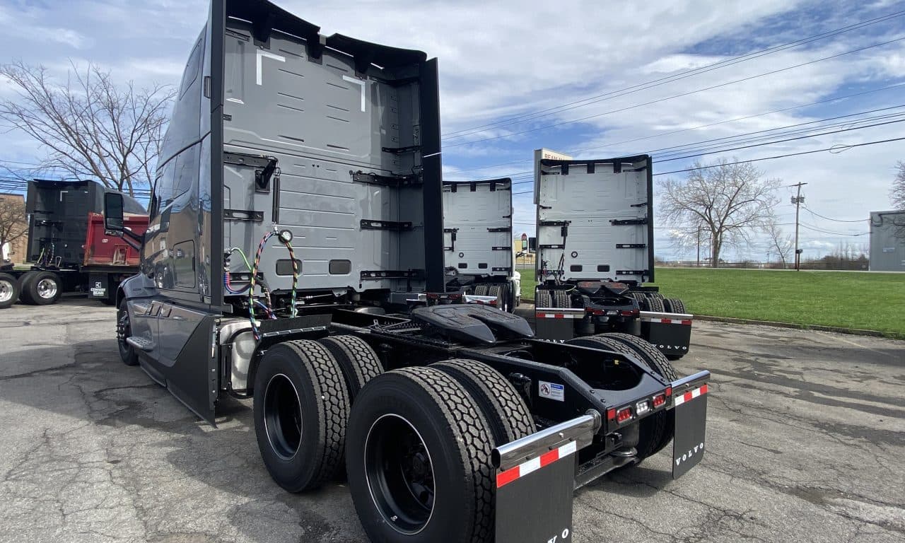 2025 Volvo VNL 860 in Syracuse, NY — photo 4