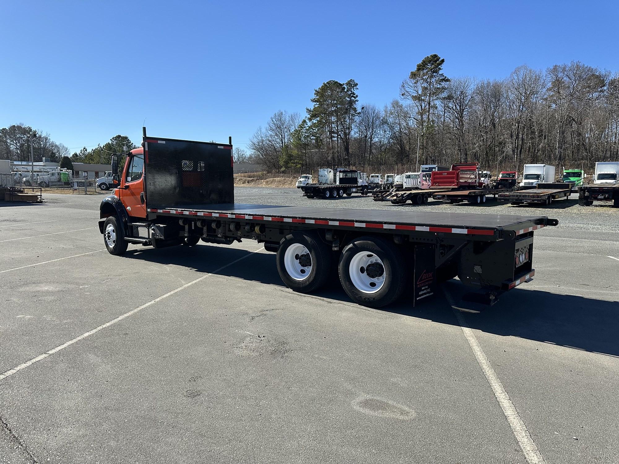 2018 Freightliner M2 106 — photo 3