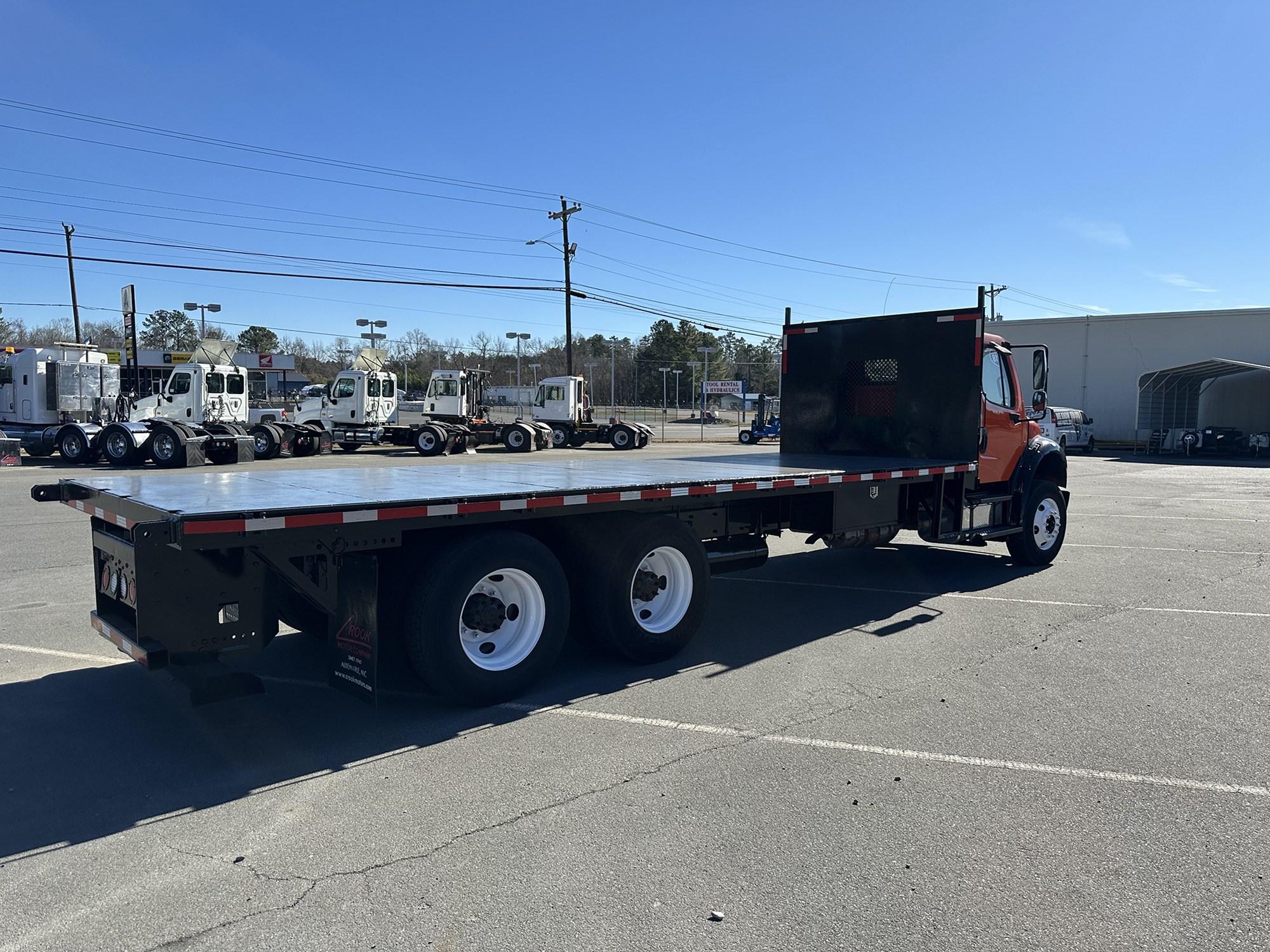 2018 Freightliner M2 106 — photo 5