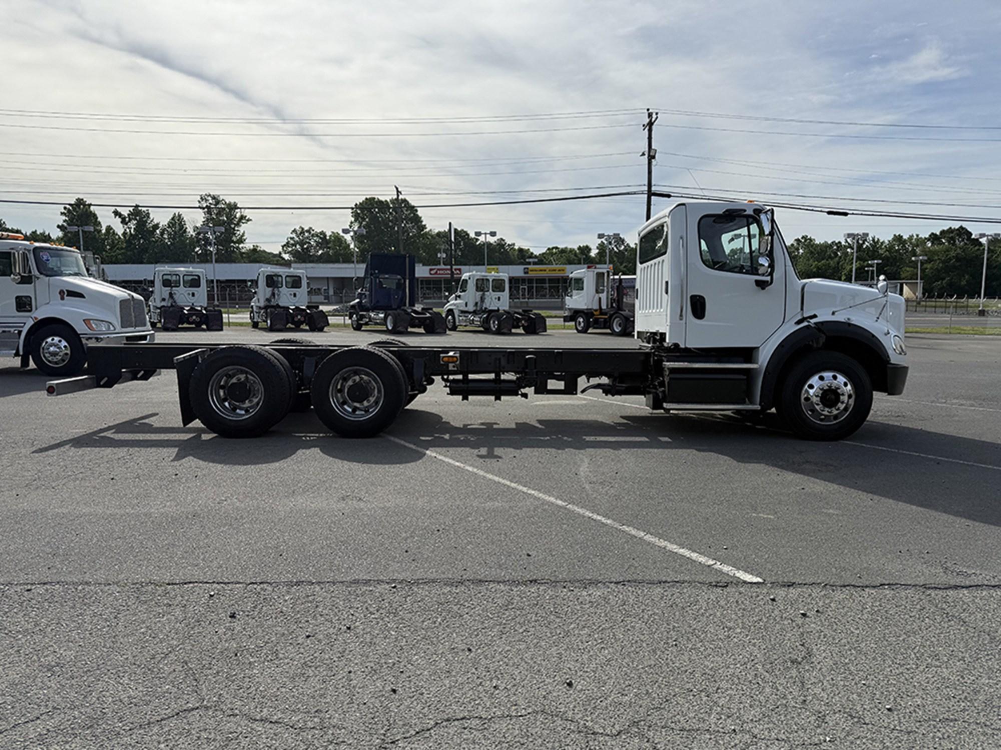 2019 Freightliner M2 106 — photo 3