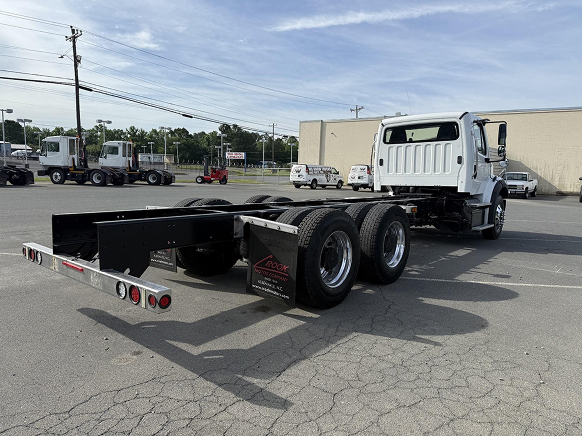 2019 Freightliner M2 106 — photo 4