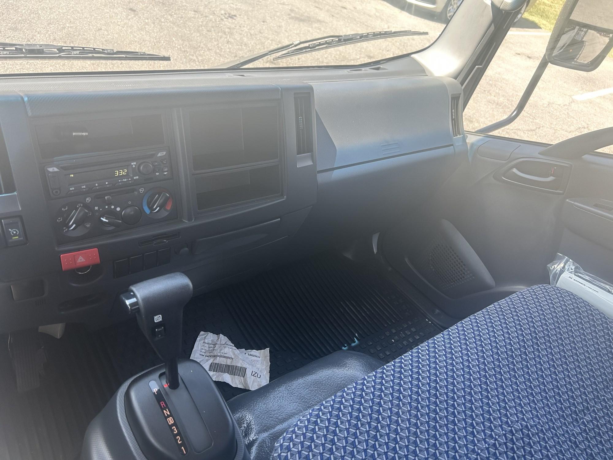 2025 Isuzu NRR — photo 4