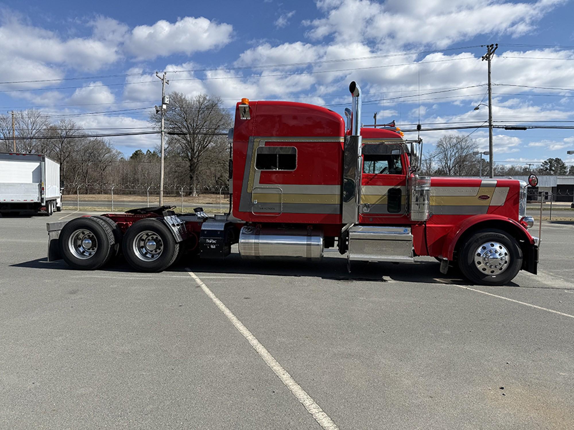 2021 Peterbilt 389 — photo 3