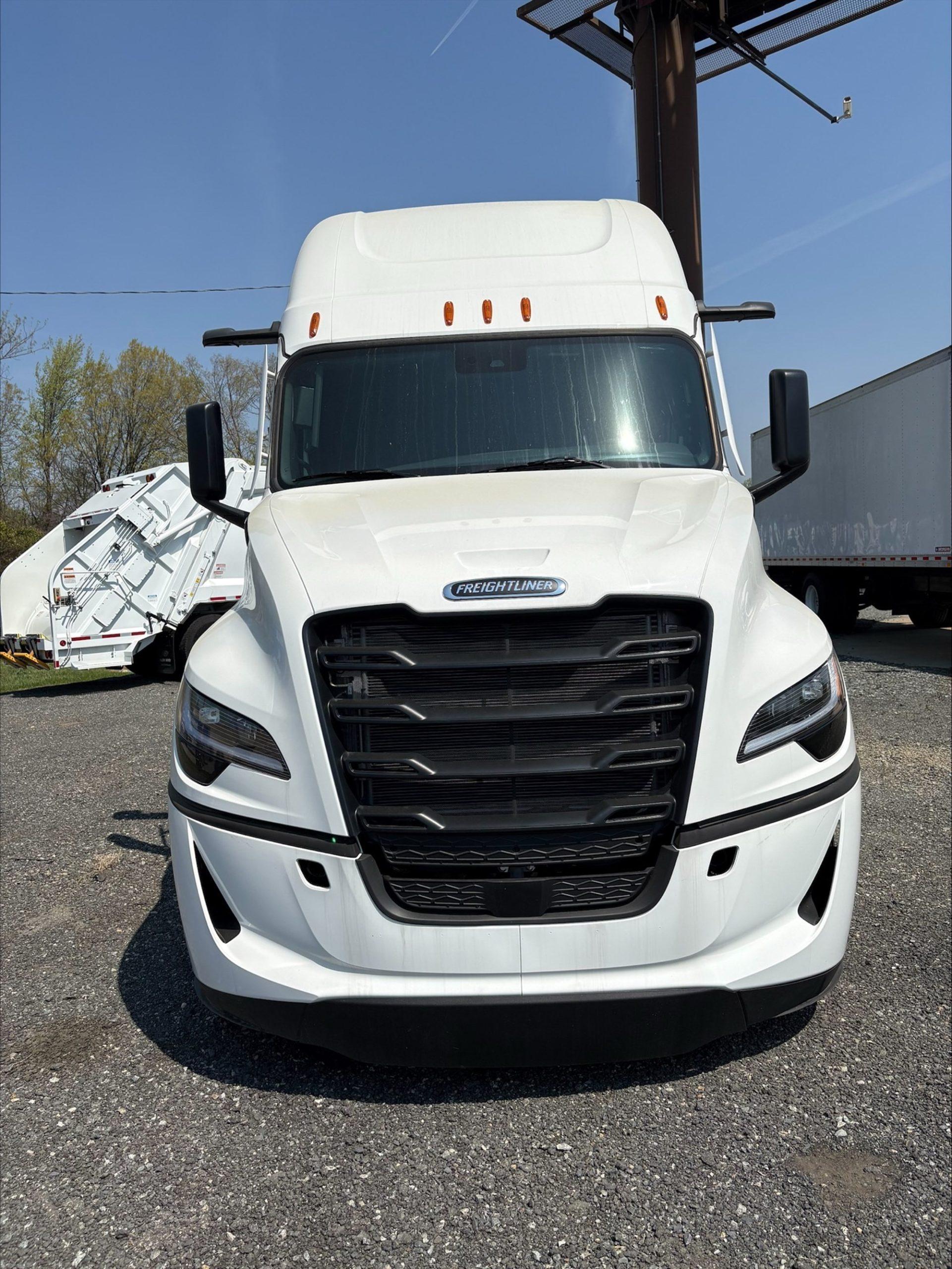 2026 Freightliner Cascadia — photo 2