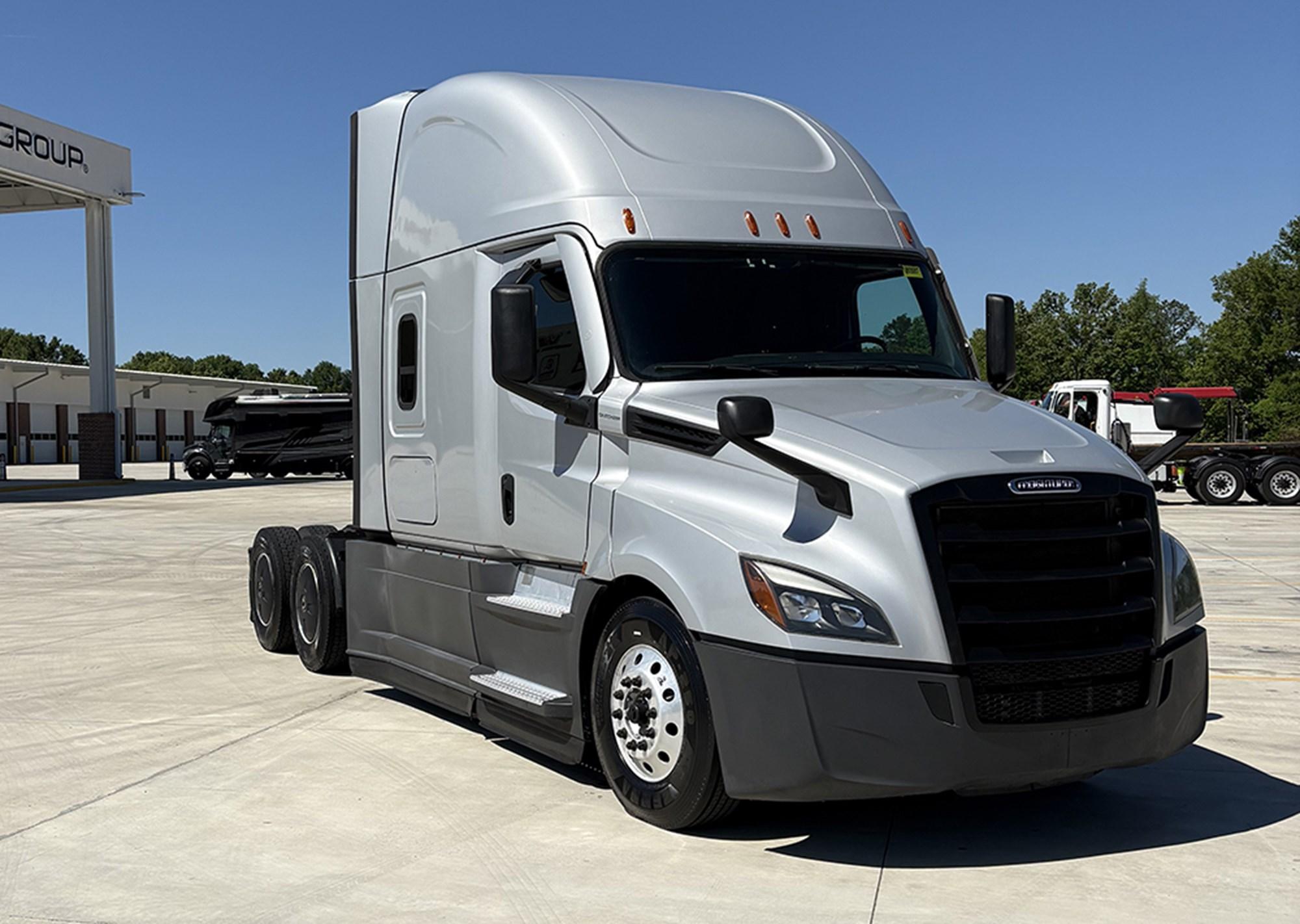 2023 Freightliner Cascadia — photo 2