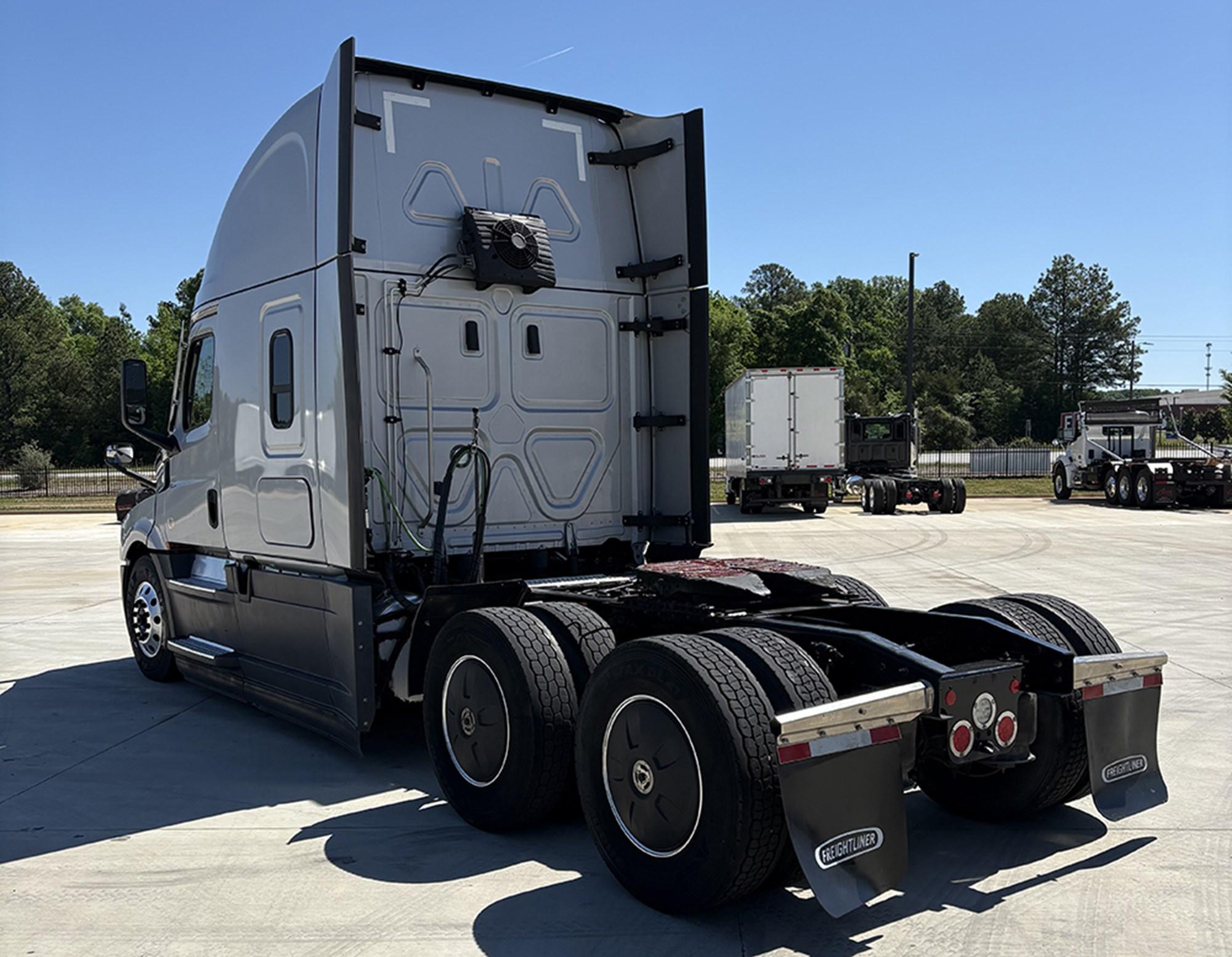 2023 Freightliner Cascadia — photo 5