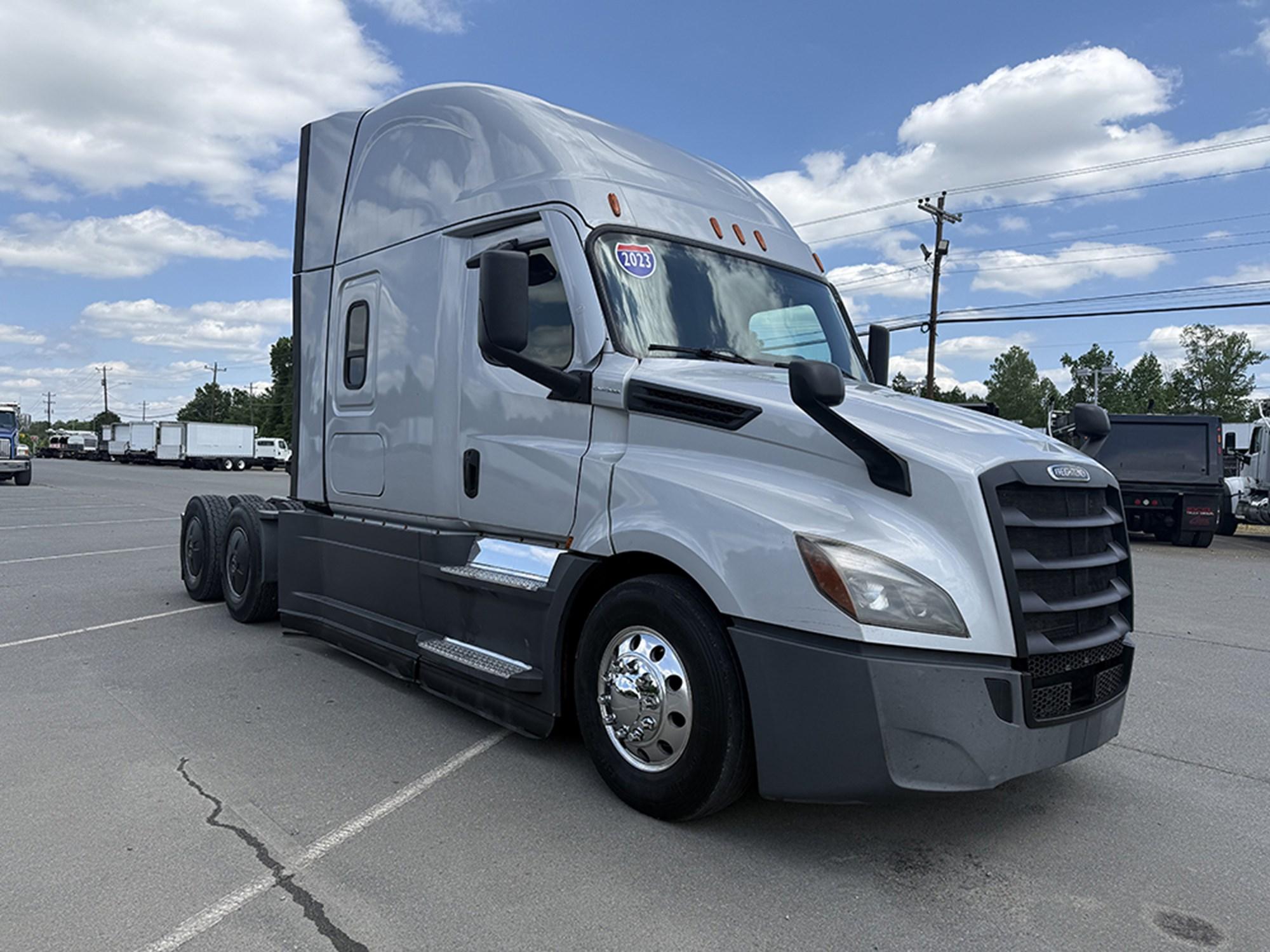 2023 Freightliner Cascadia — photo 2