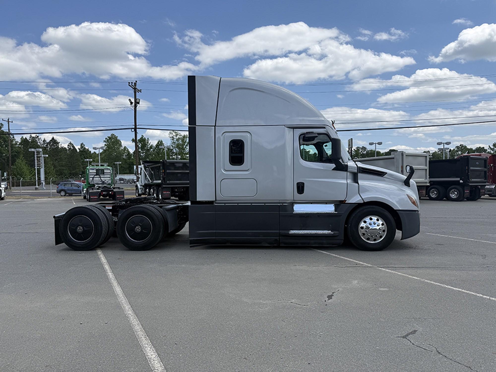 2023 Freightliner Cascadia — photo 3