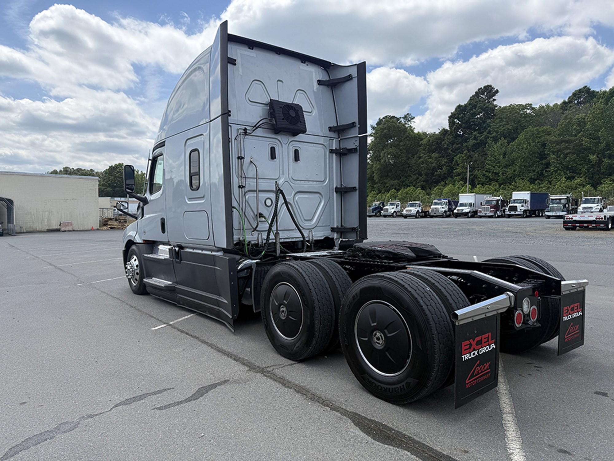 2023 Freightliner Cascadia — photo 6