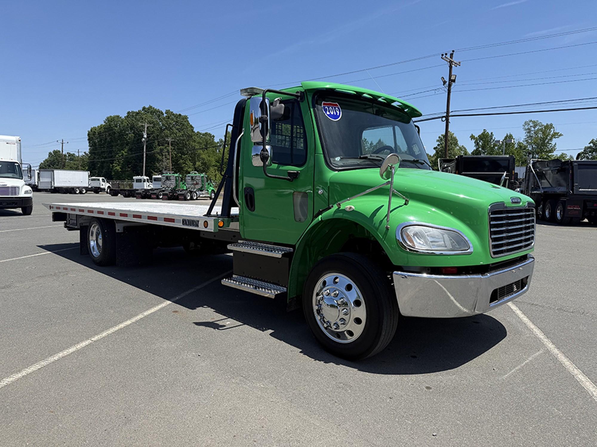 2019 Freightliner M2 106 — photo 2