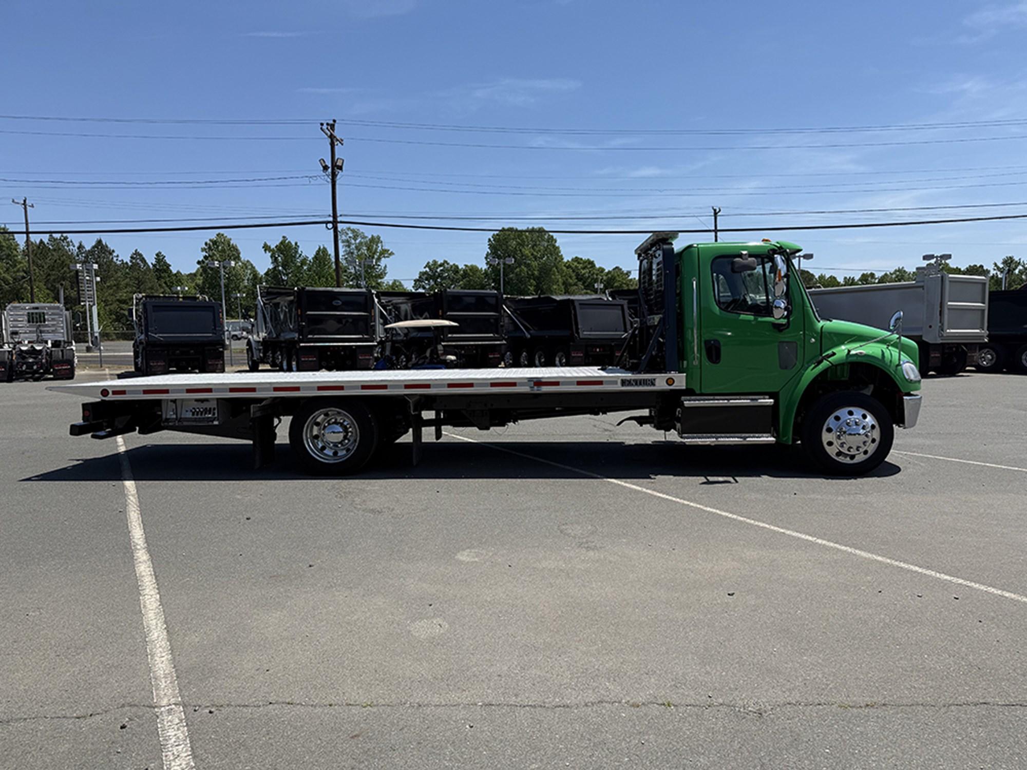 2019 Freightliner M2 106 — photo 3