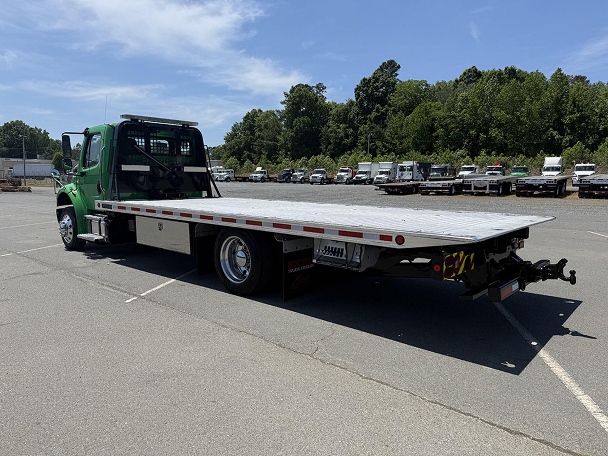 2019 Freightliner M2 106 — photo 6