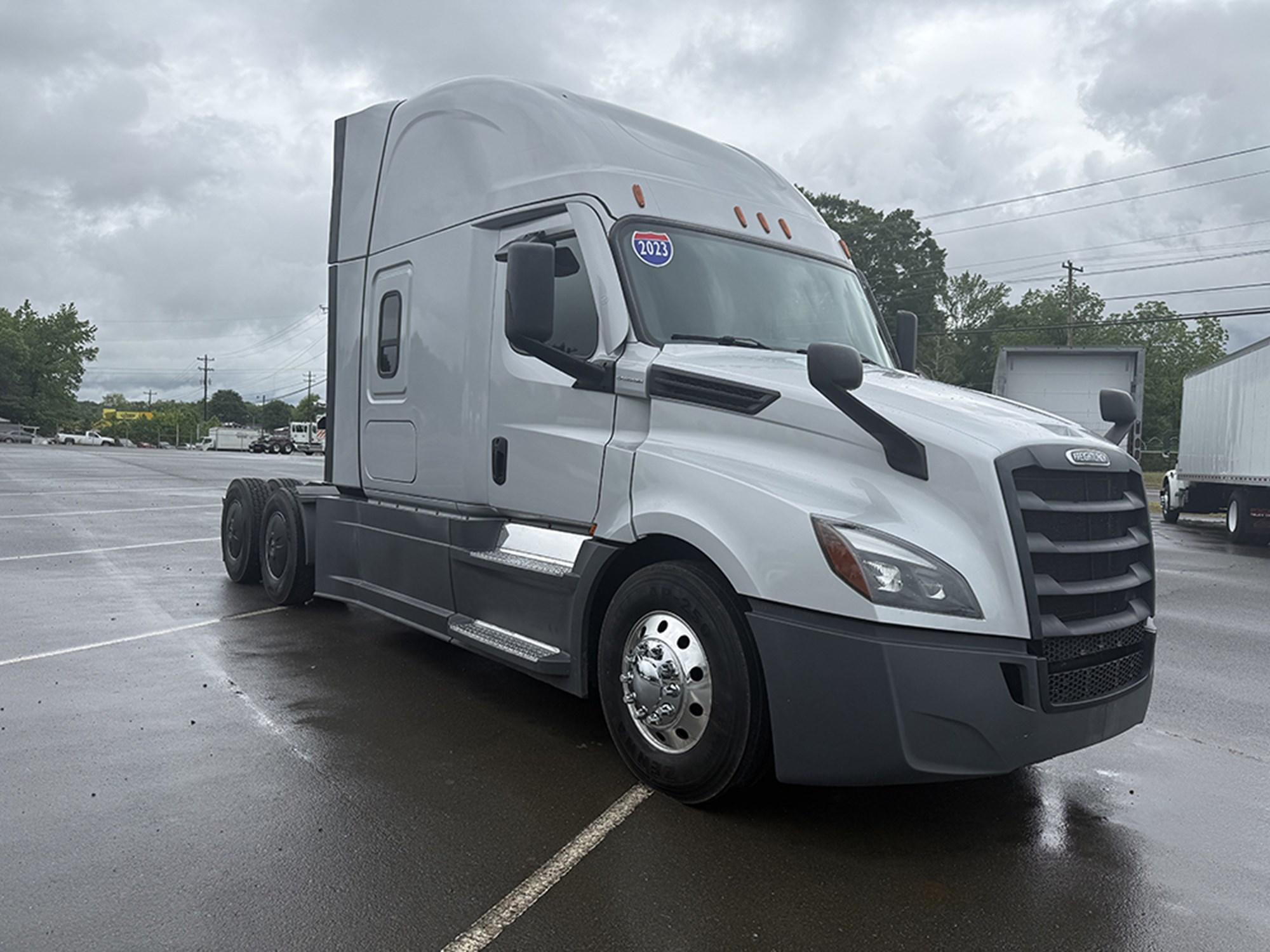2023 Freightliner Cascadia — photo 2