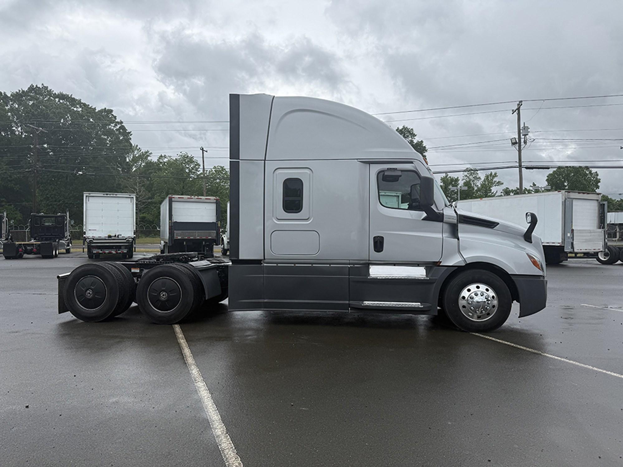 2023 Freightliner Cascadia — photo 3