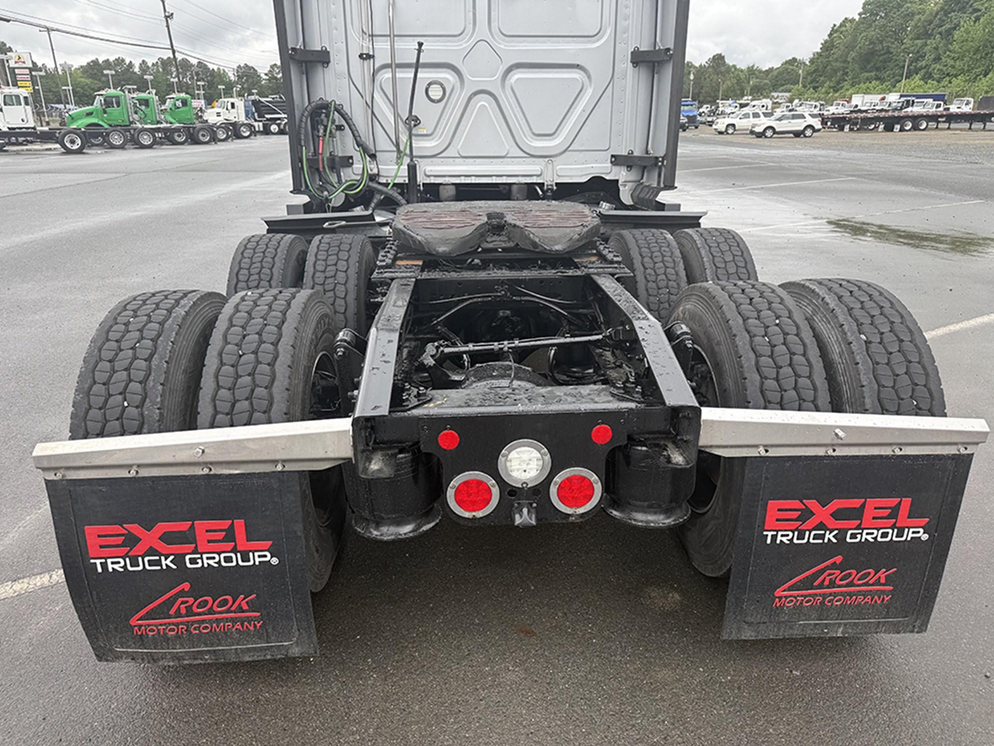 2023 Freightliner Cascadia — photo 5