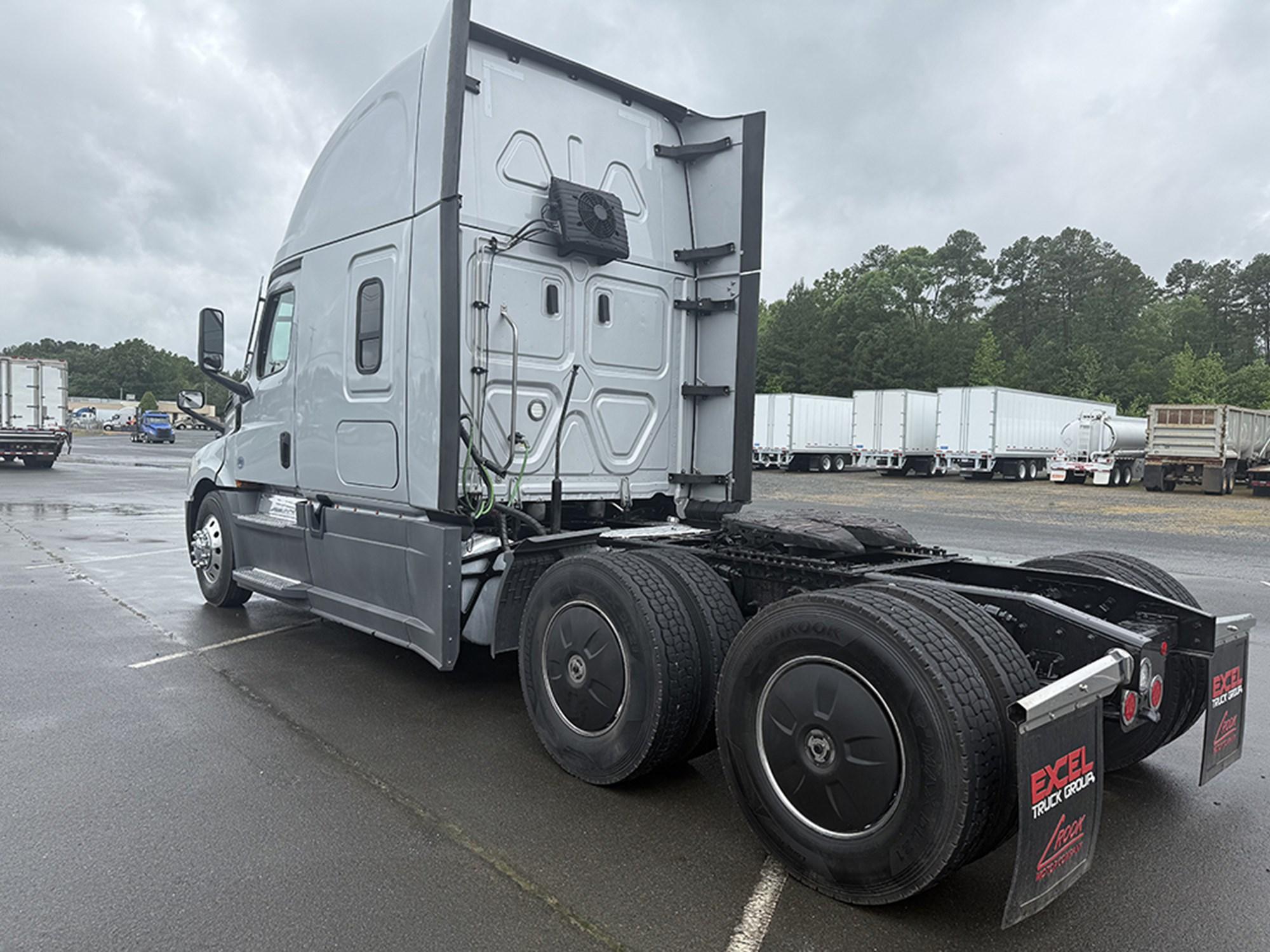 2023 Freightliner Cascadia — photo 6