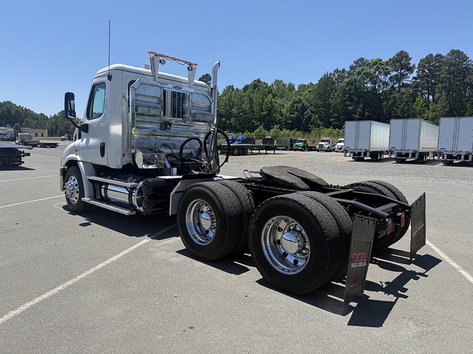 2017 Freightliner Cascadia — photo 6