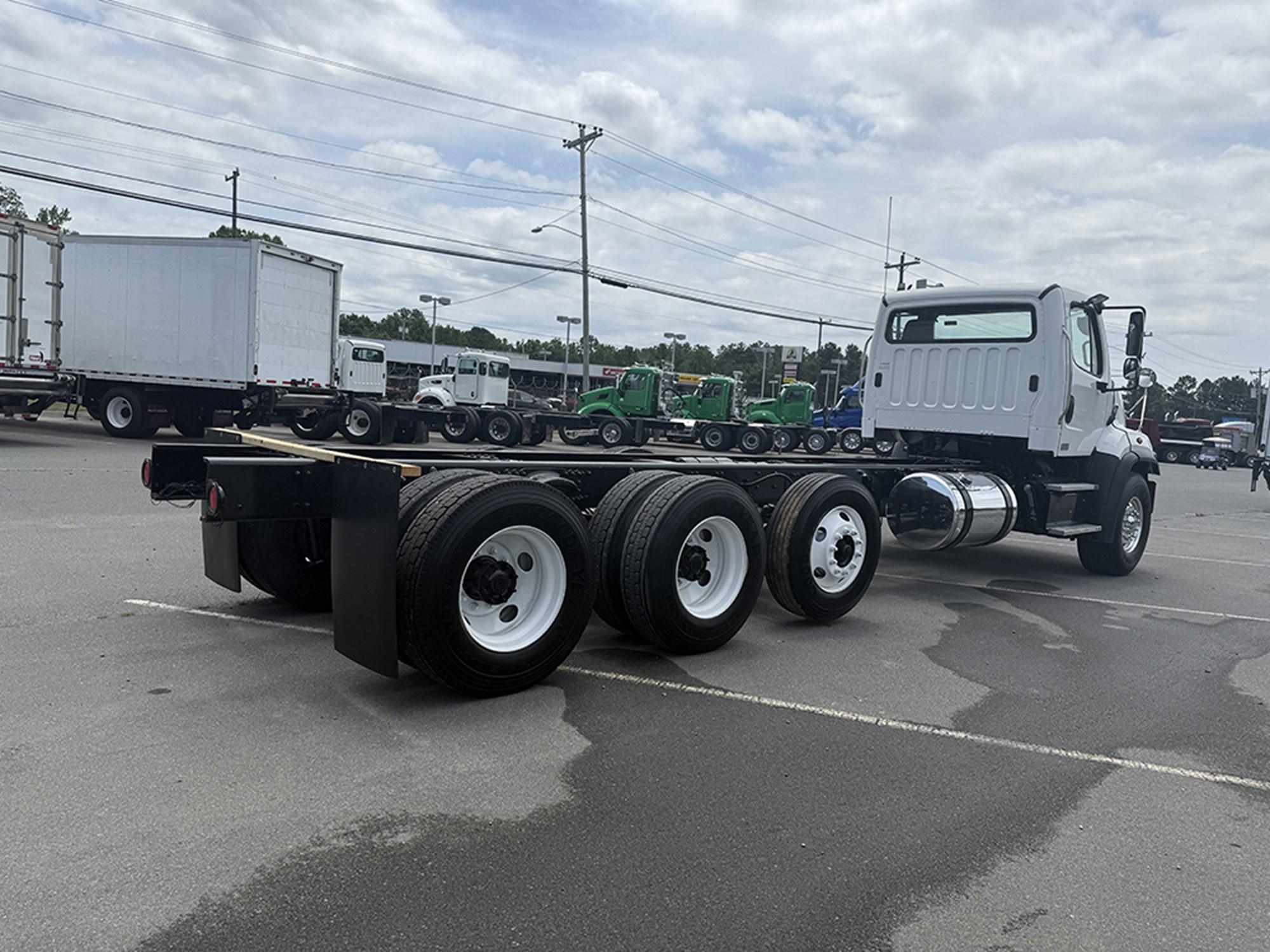 2016 Freightliner 108SD — photo 4