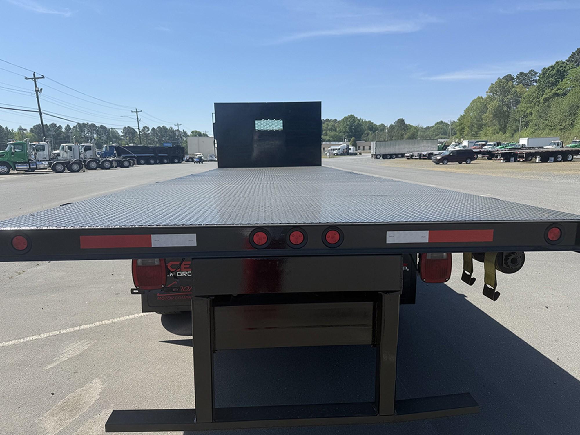2018 Freightliner M2 106 — photo 5