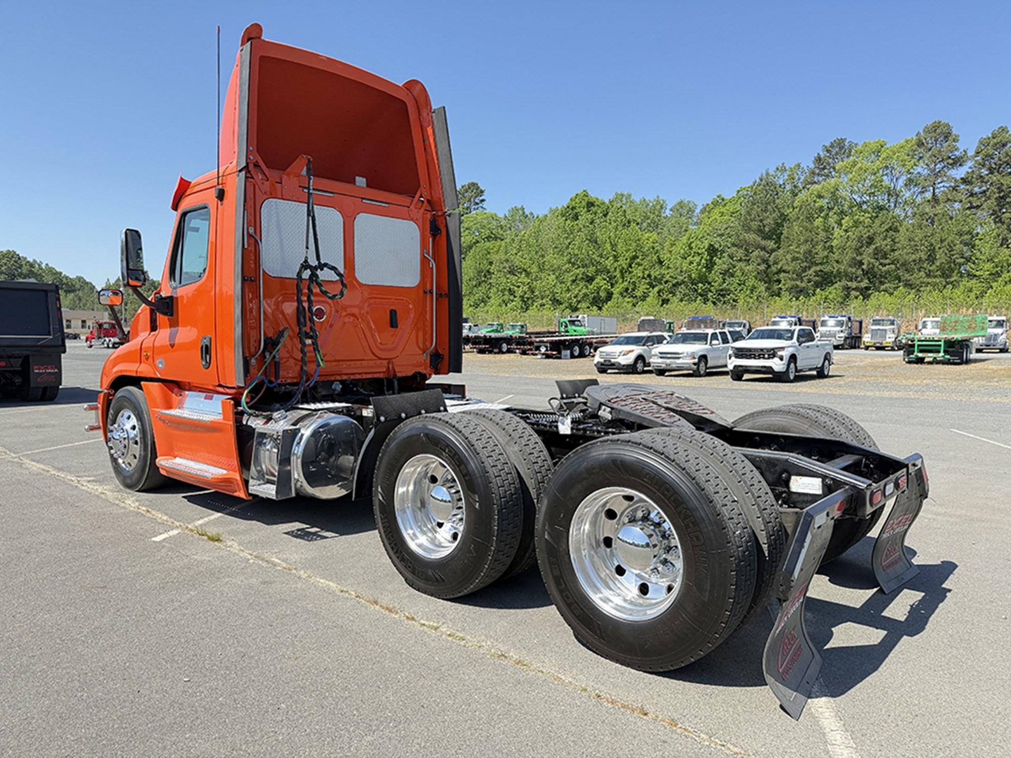 2018 Freightliner Cascadia — photo 6