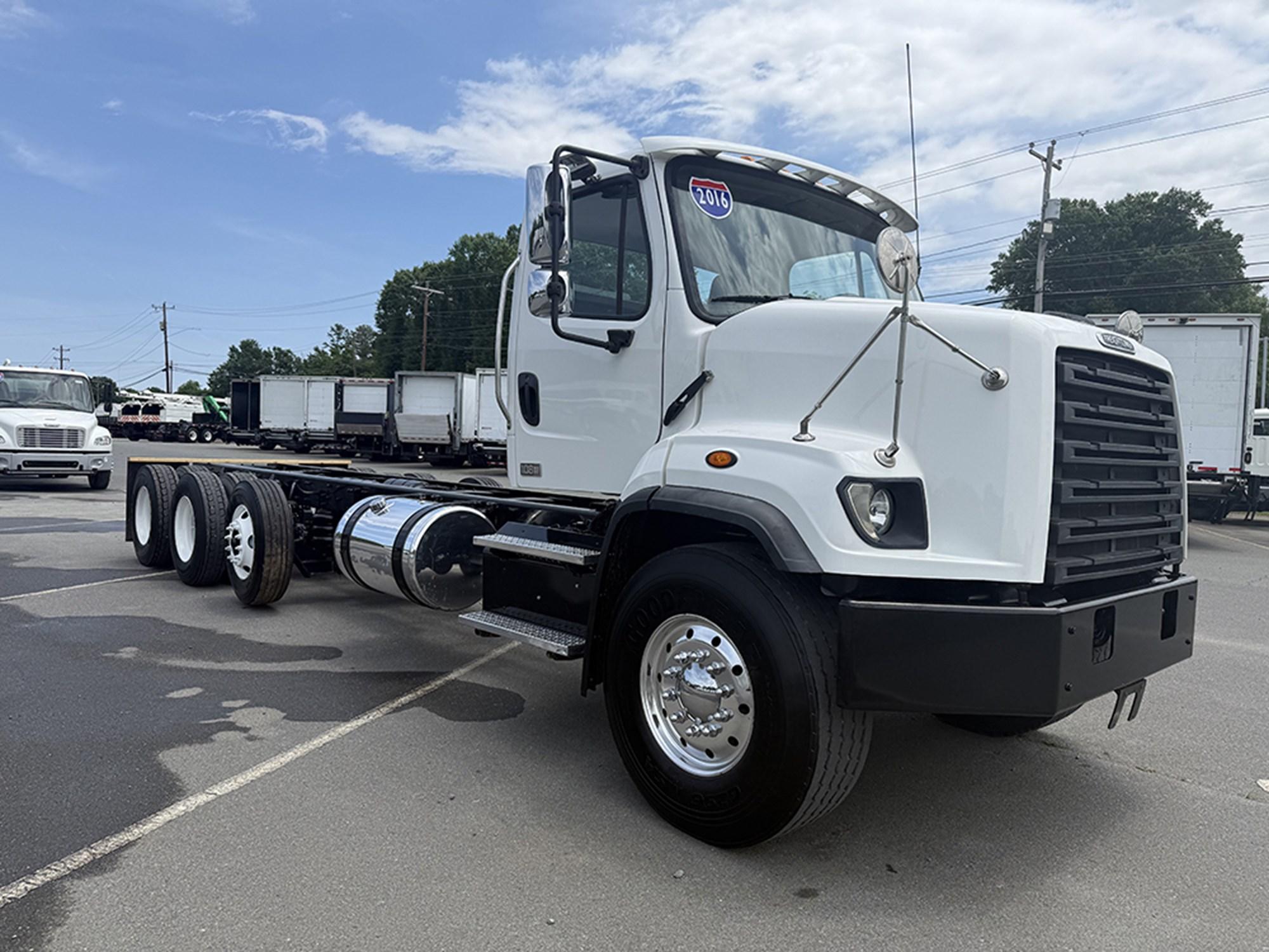2016 Freightliner 108SD — photo 2
