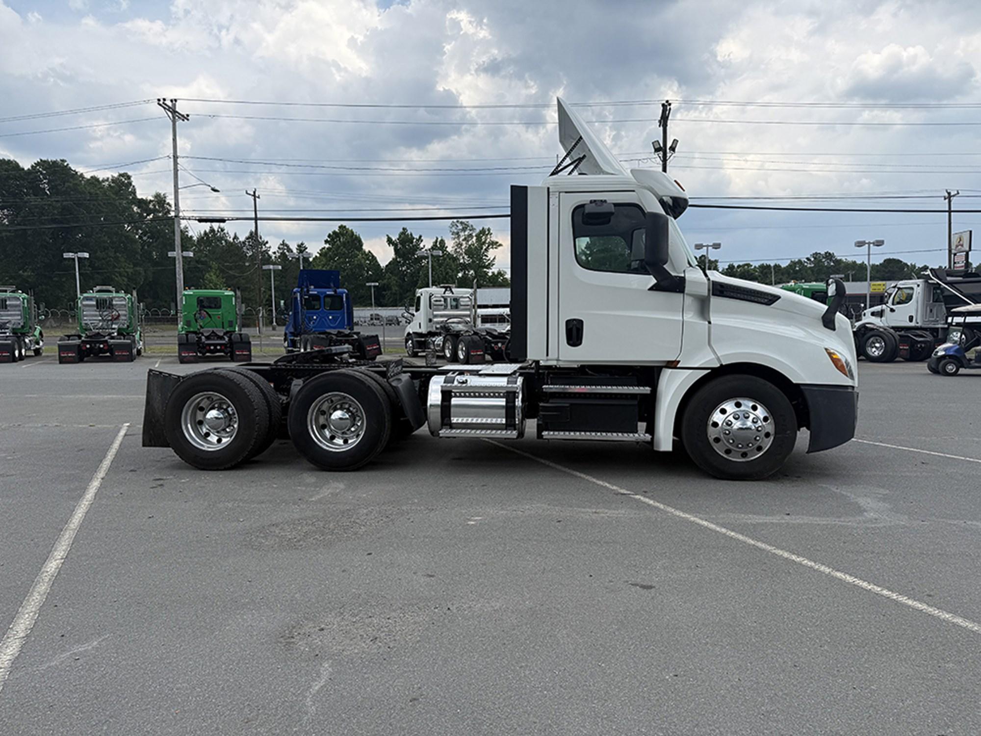 2020 Freightliner Cascadia — photo 3