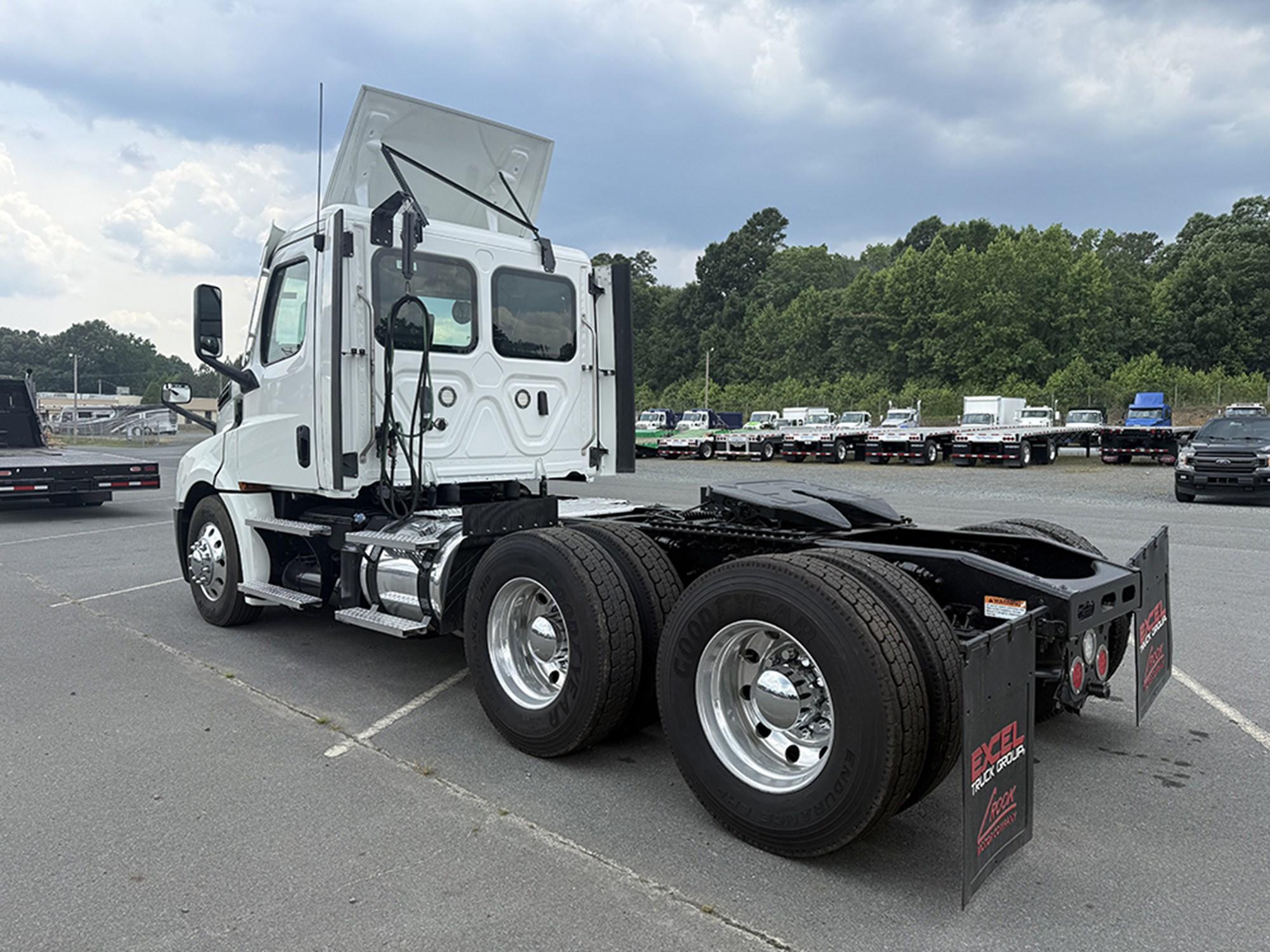 2020 Freightliner Cascadia — photo 6