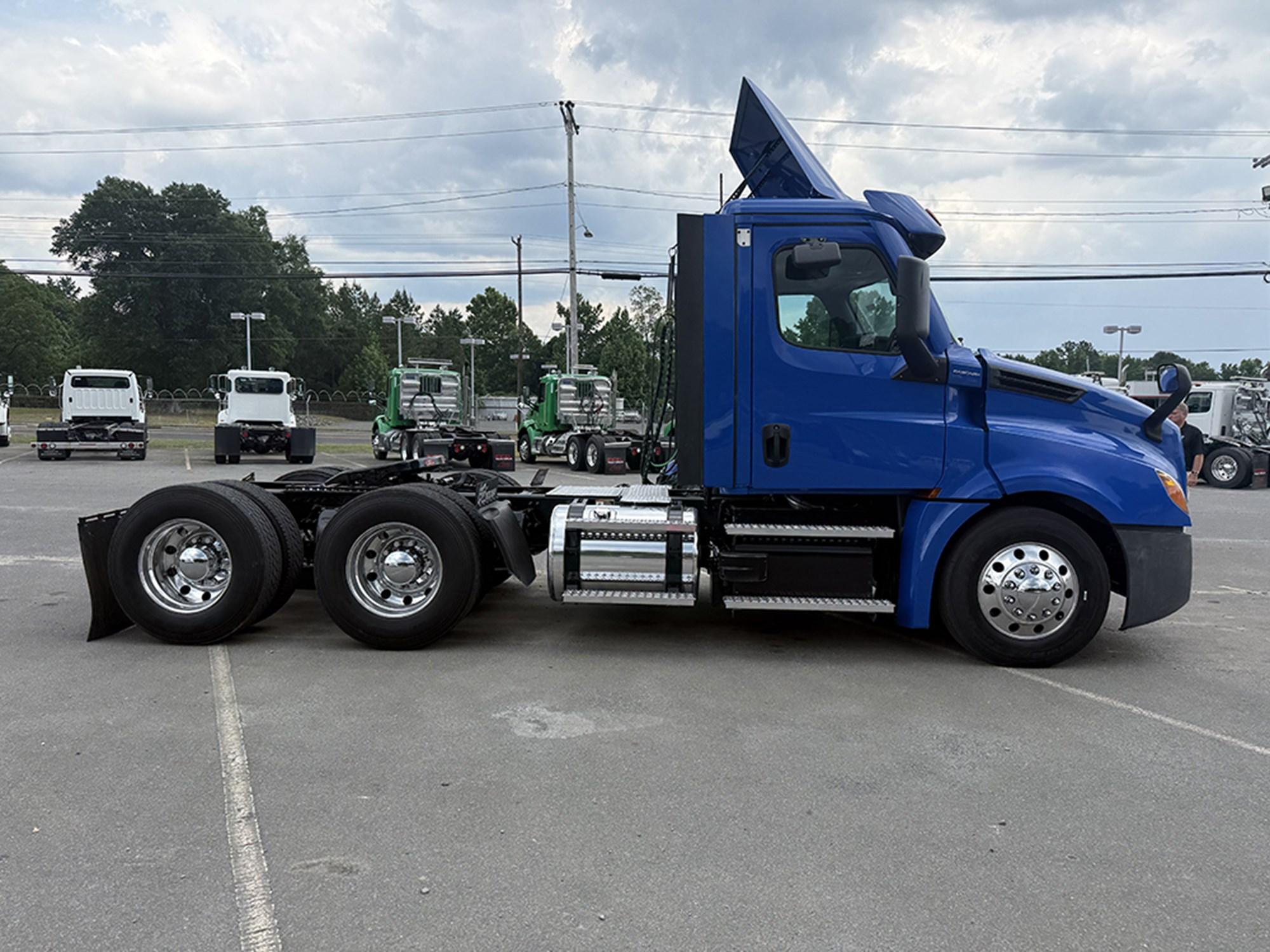 2020 Freightliner Cascadia — photo 3