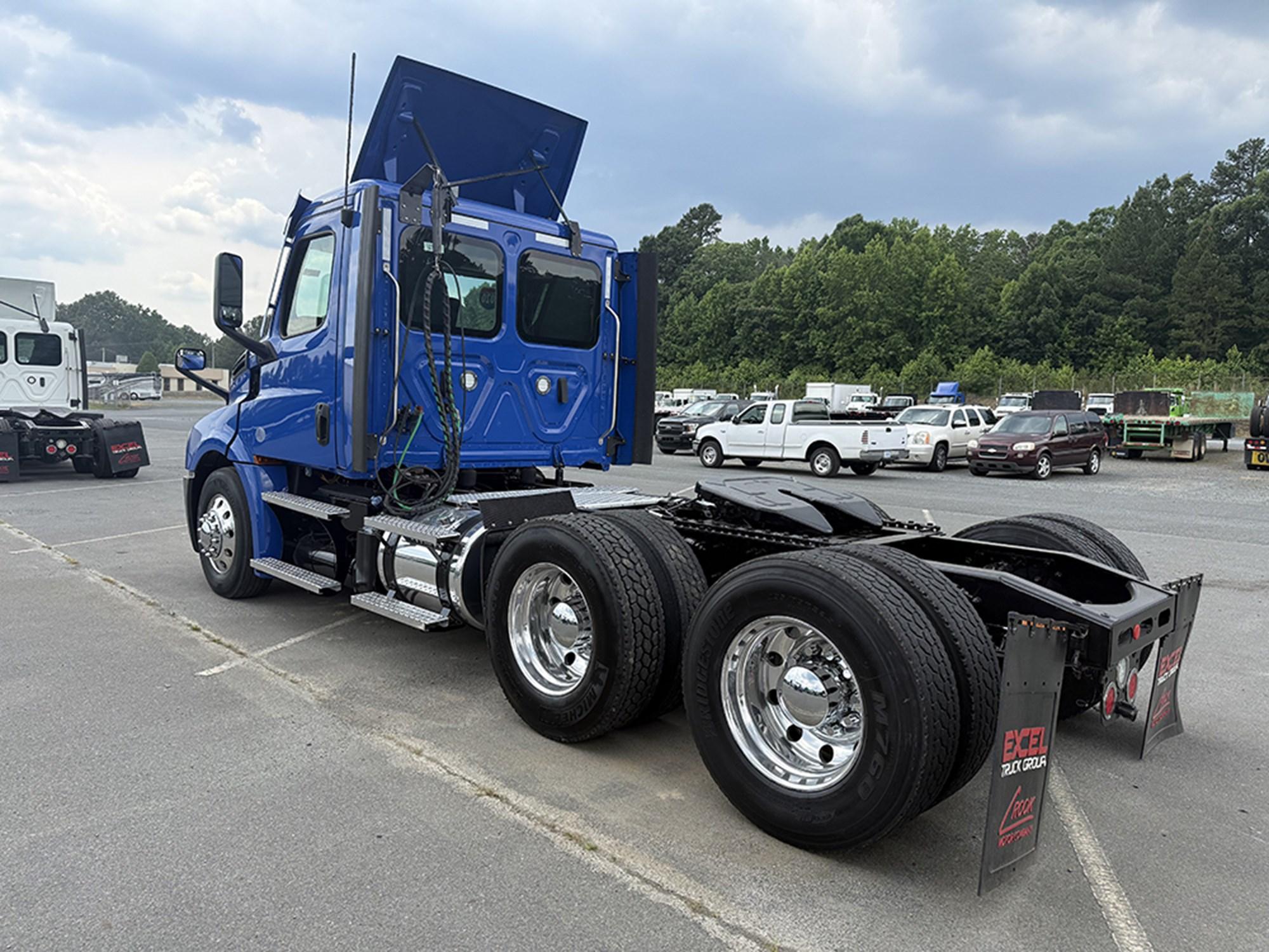 2020 Freightliner Cascadia — photo 6